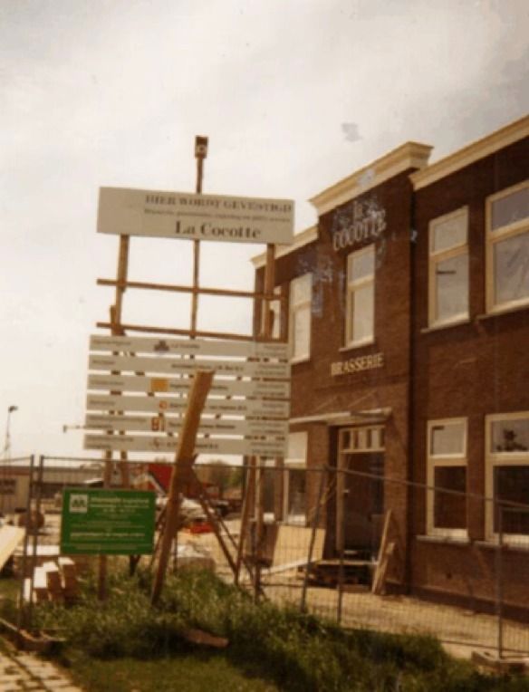 Nieuwbouw van brasserie La Cocotte aan de Nieuwe Langeweg in Hoogvliet in 1999, met bouwhek en aankondigingsbord