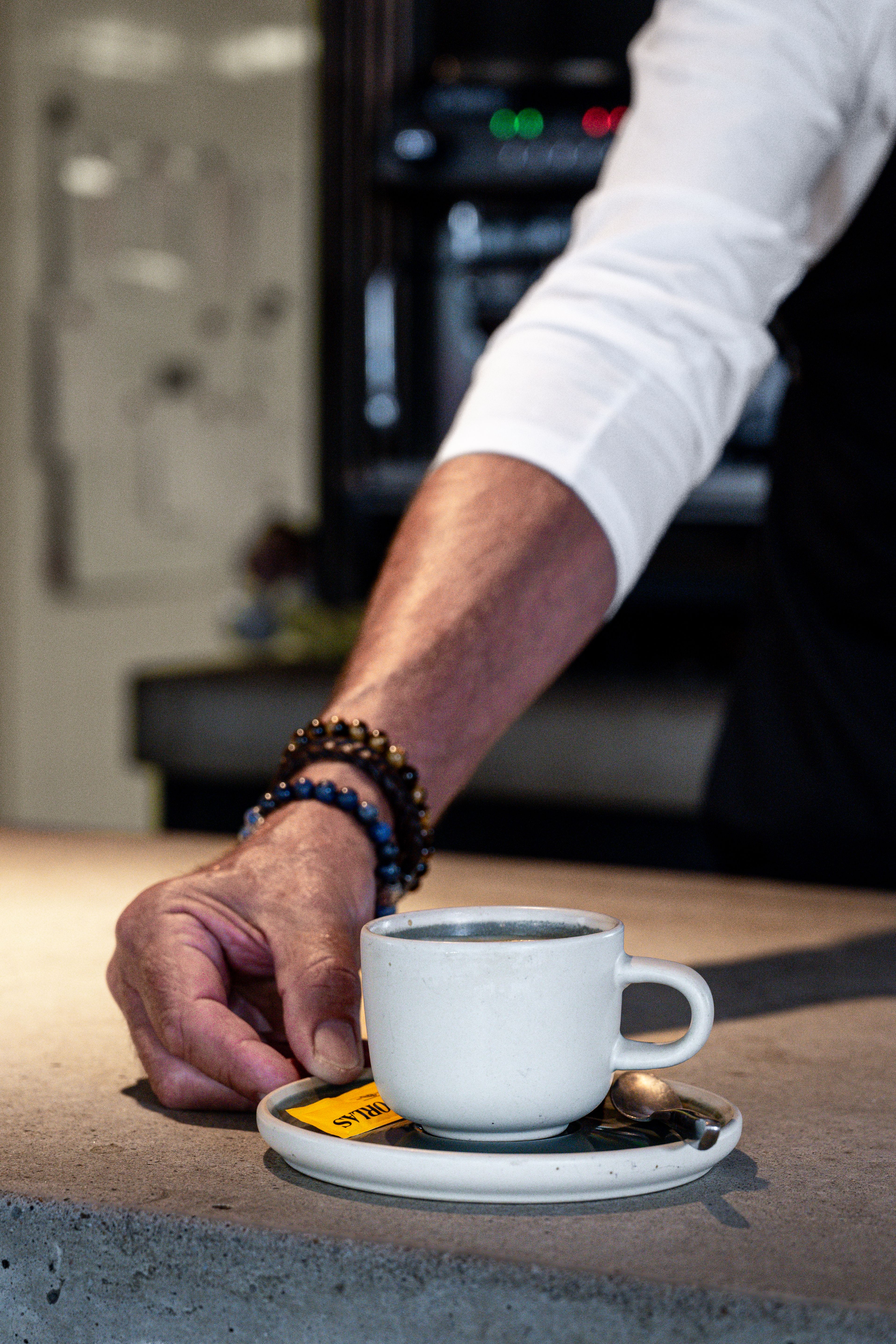 Medewerker serveert koffie aan de bar in het restaurant van La Cocotte