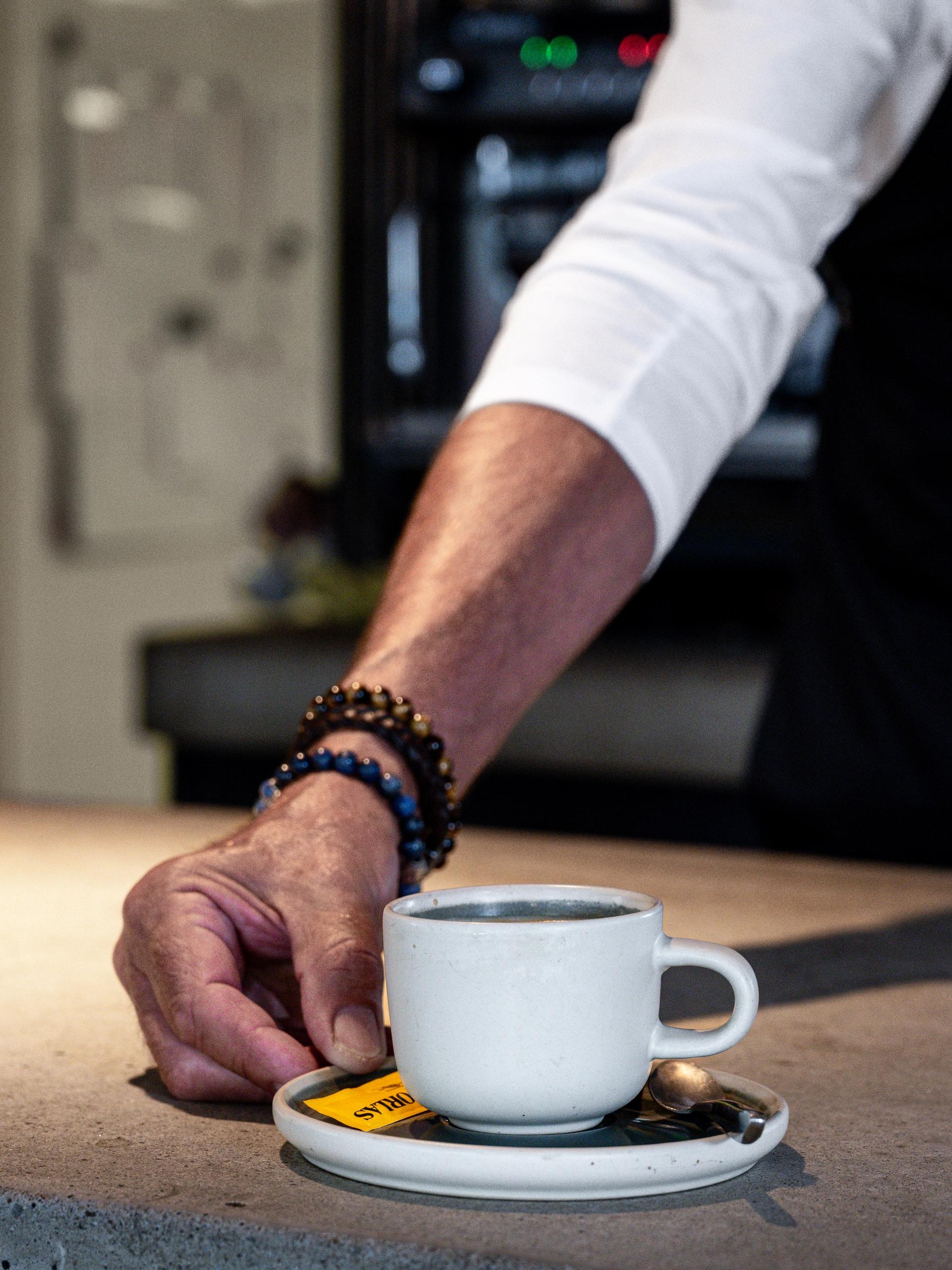 Medewerker serveert koffie aan de bar in het restaurant van La Cocotte