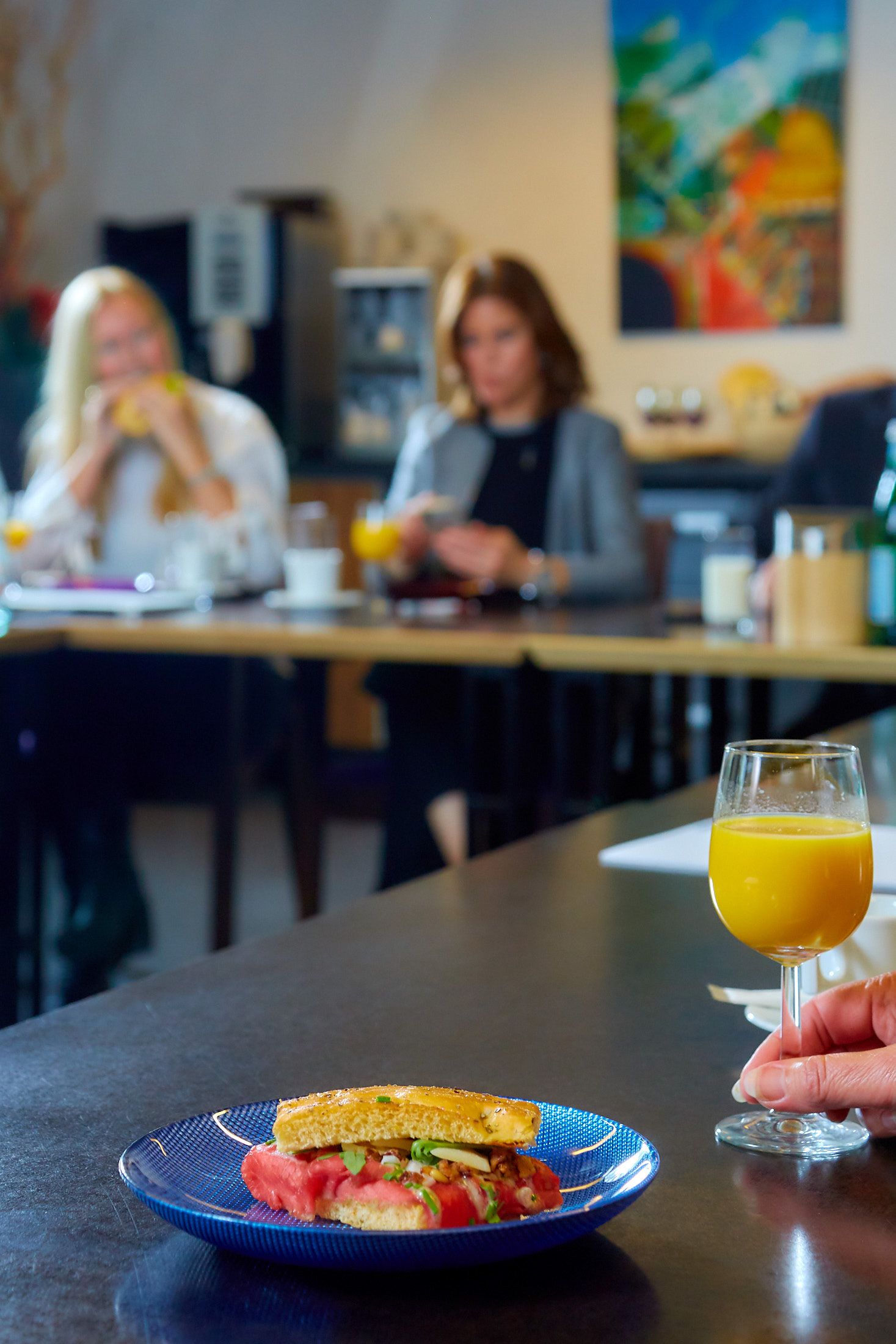 Lunchgerecht met verse jus tijdens een vergadering bij La Cocotte in Hoogvliet