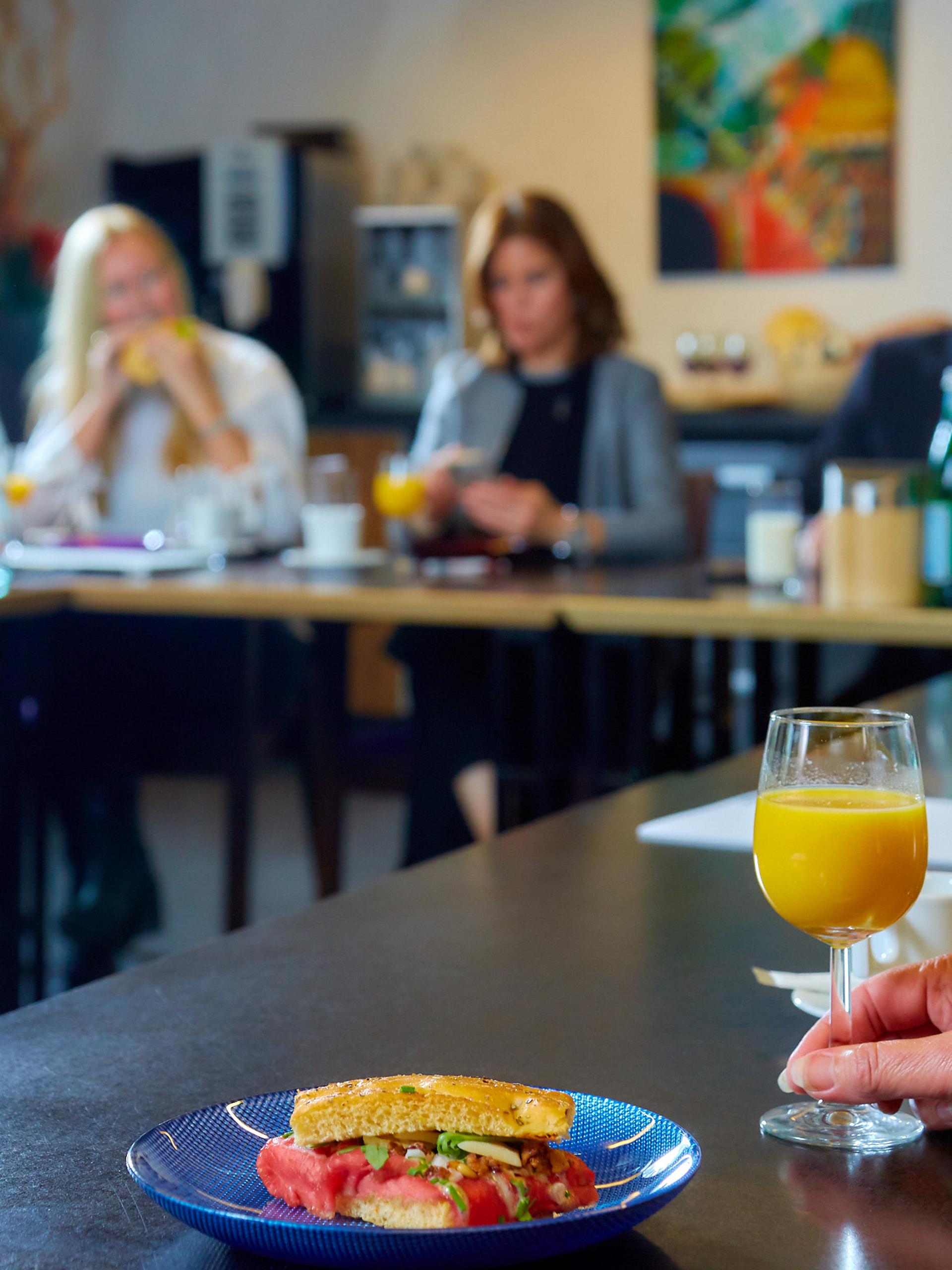 Lunchgerecht met verse jus tijdens een vergadering bij La Cocotte in Hoogvliet