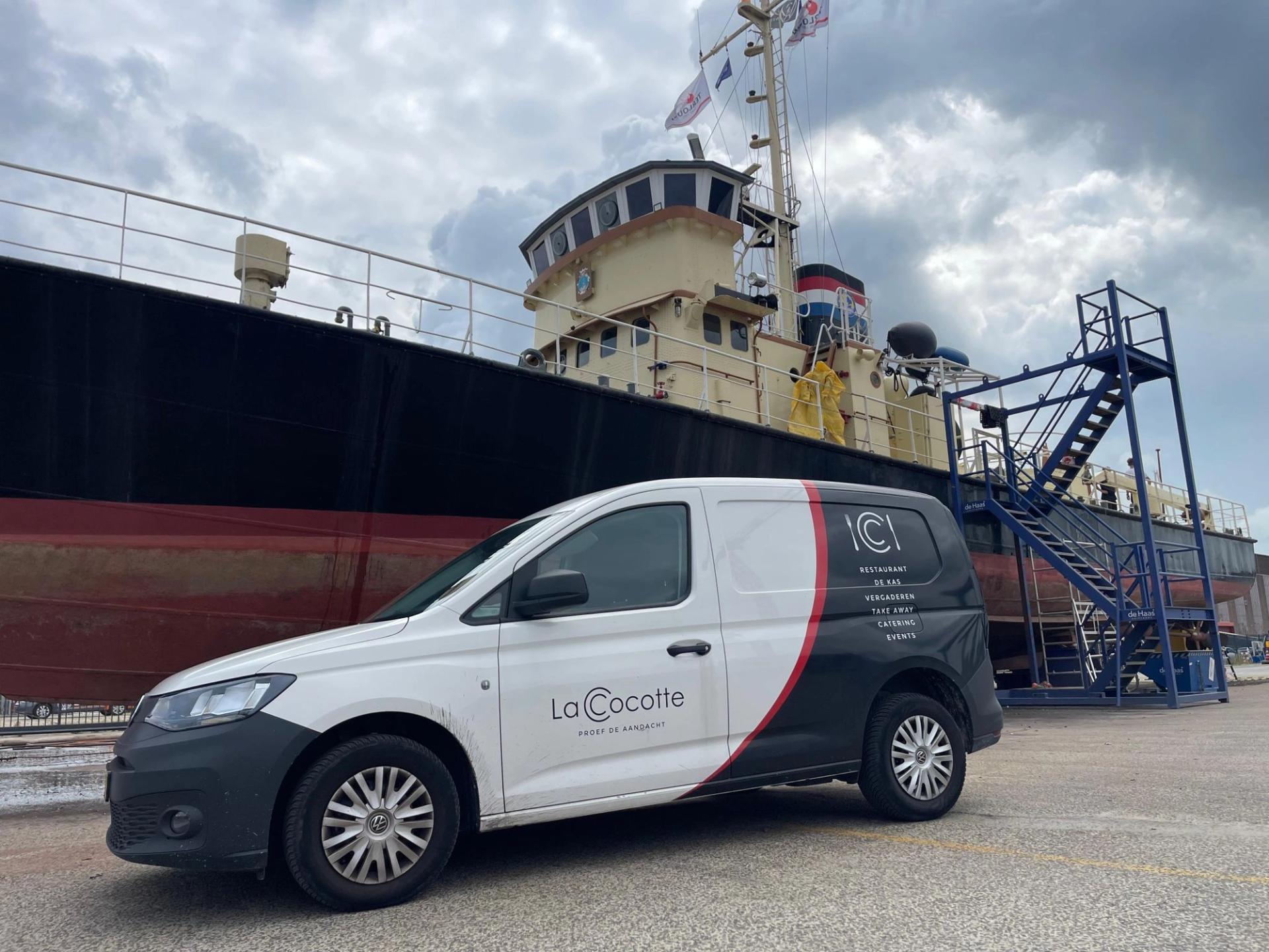 Bedrijfsauto van La Cocotte met catering in de Rotterdamse Haven voor een groot vrachtschip.