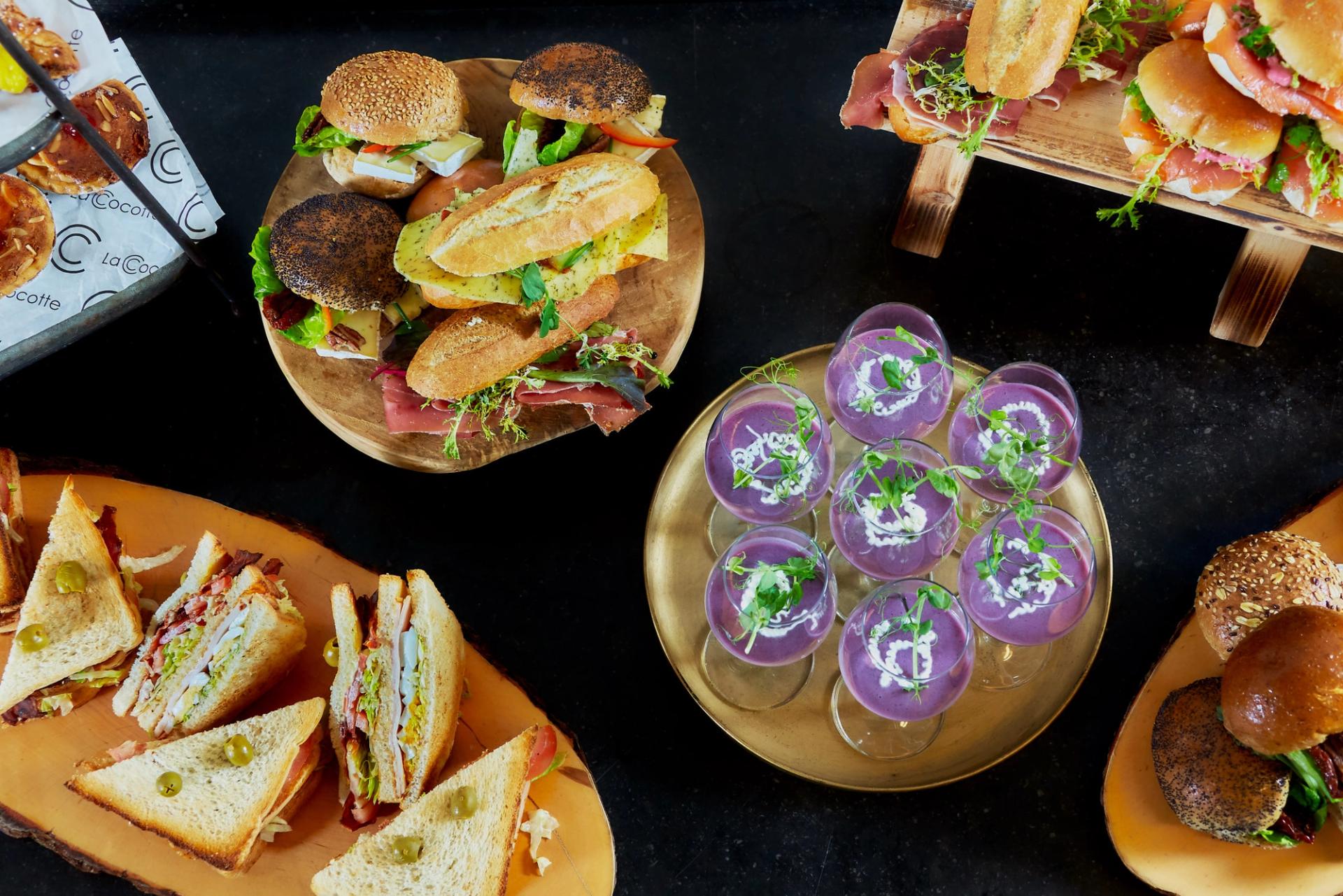Clubsandwich, broodjes, sandwiches en soep bij het lunchbuffet.