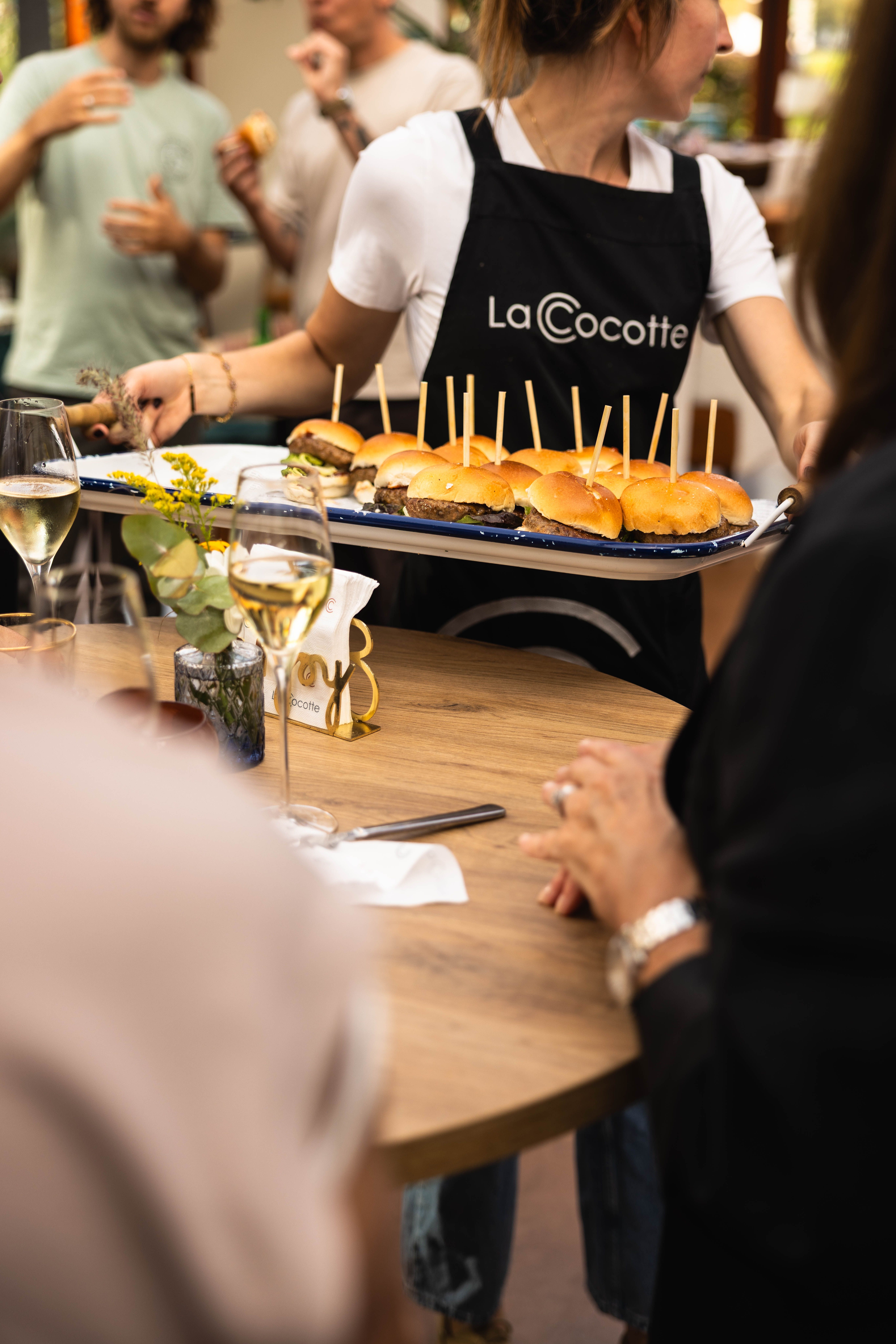 Live Cooking hoofdgerecht wordt bereid in de Kas tijdens een verjaardag in Hoogvliet-Rotterdam.