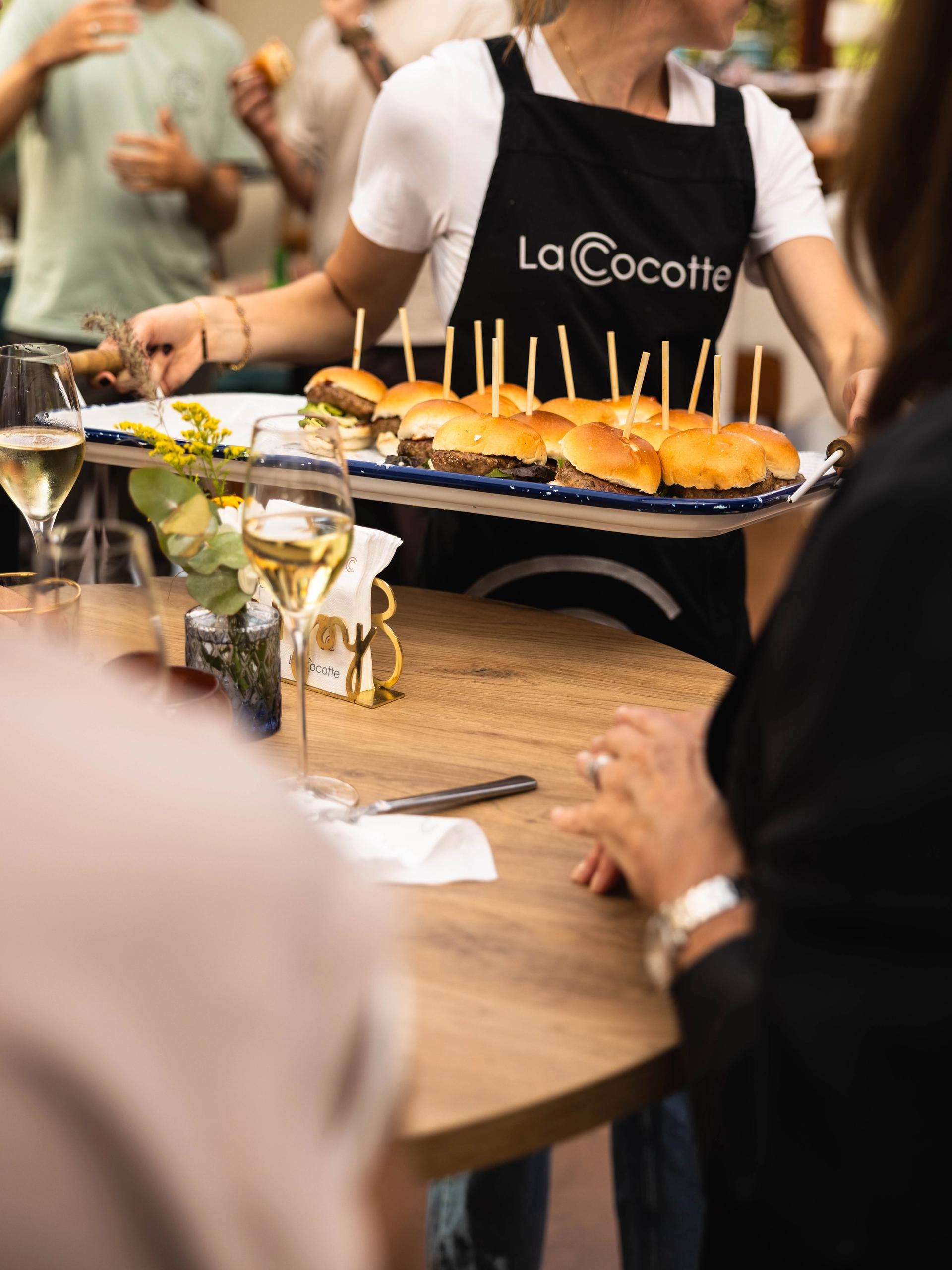 Live Cooking hoofdgerecht wordt bereid in de Kas tijdens een verjaardag in Hoogvliet-Rotterdam.