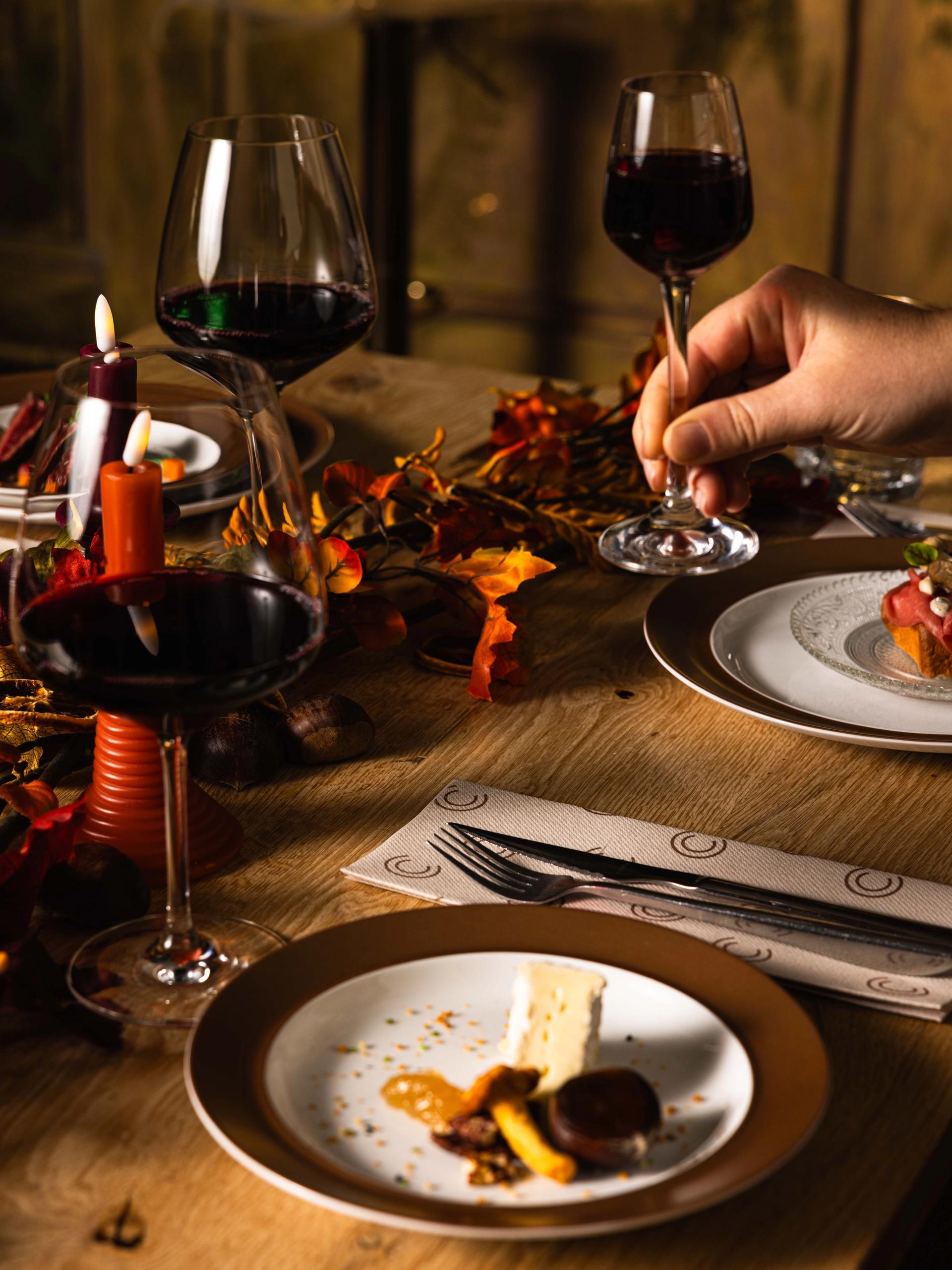 Rode wijn, goud bordjes, kaas als dessert, port en een gedekte herfst tafel bij La Cocotte in Hooglviet