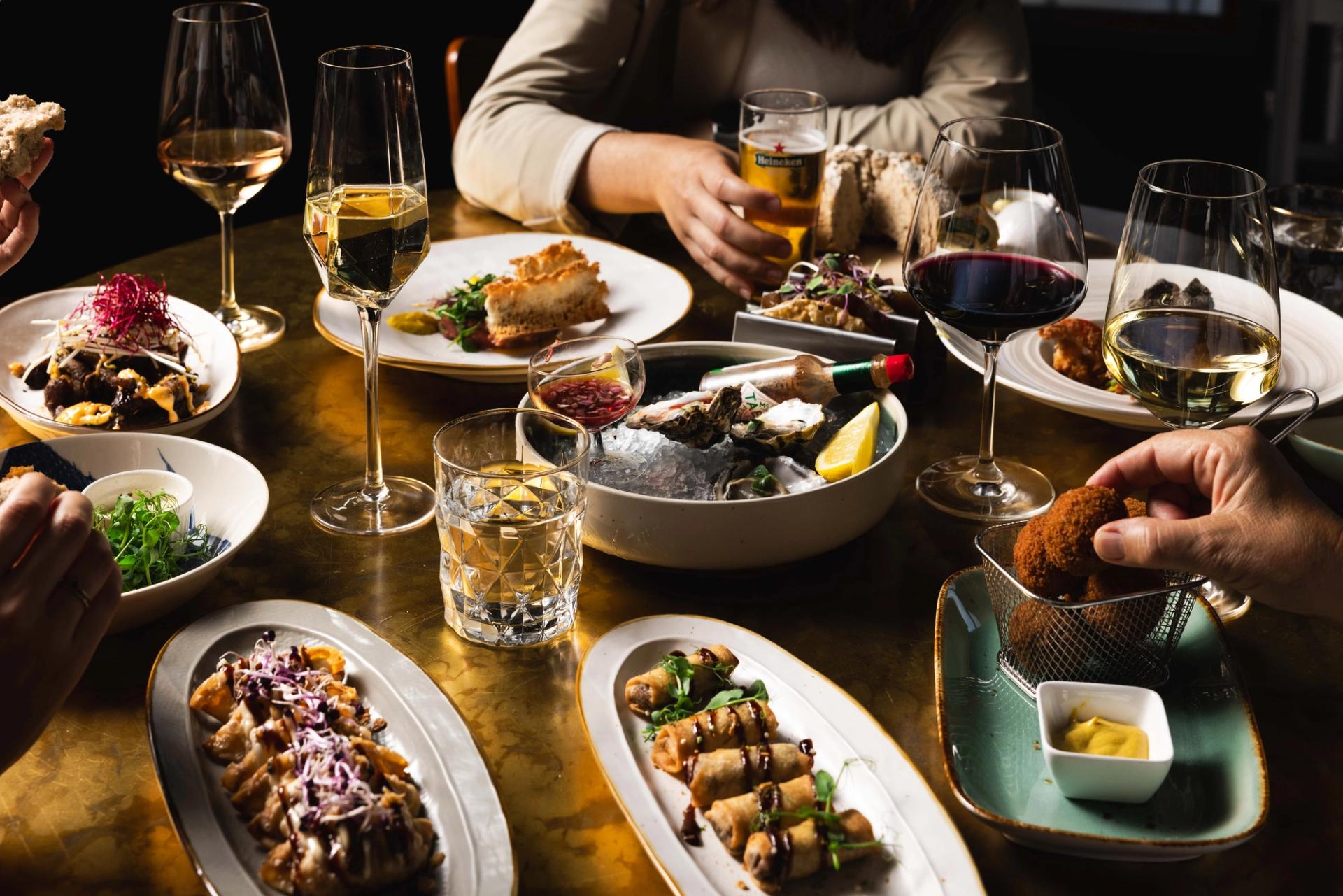 Tafel vol gerechten om te delen in het restaurant van La Cocotte in Hoogvliet