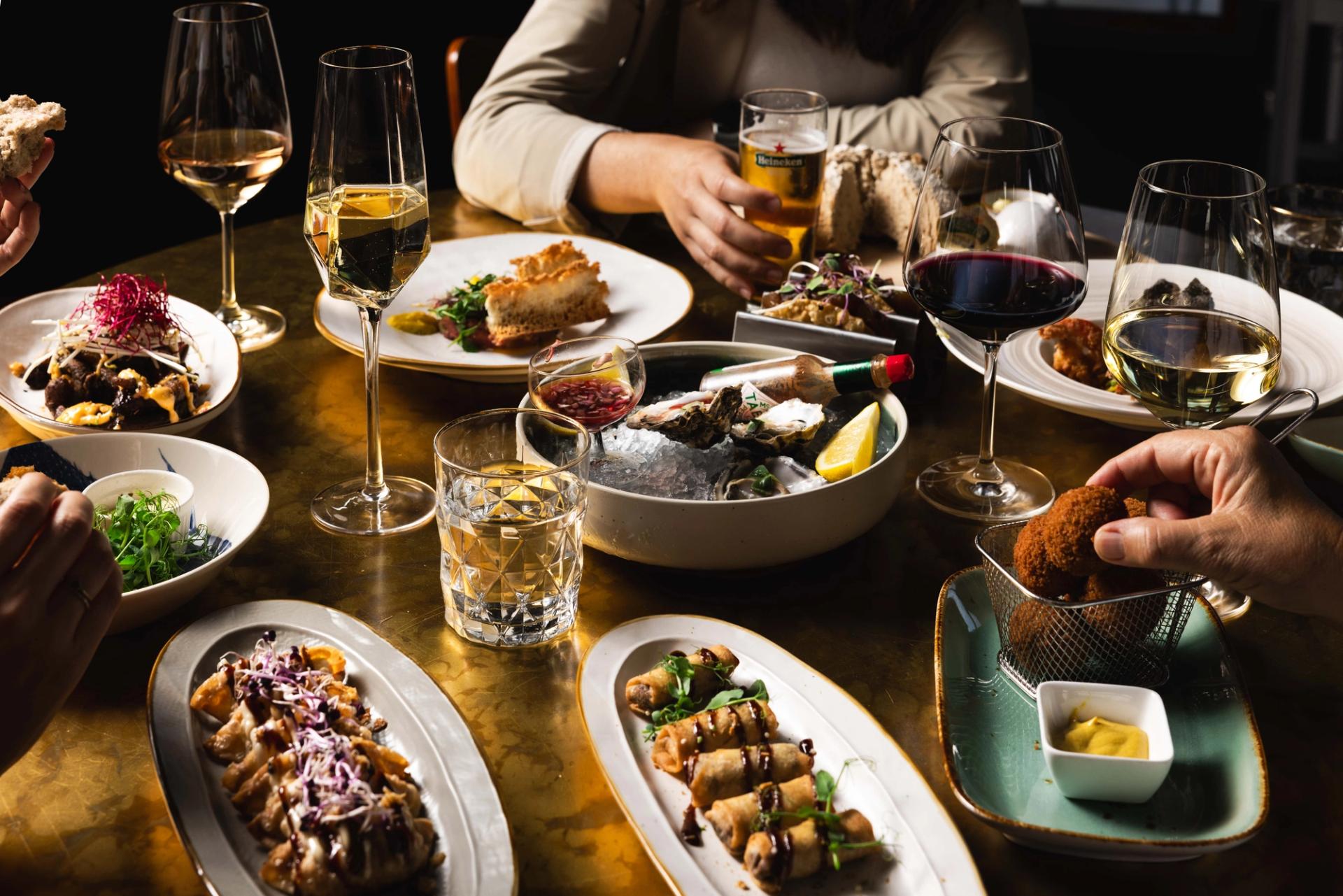 Tafel vol gerechten om te delen in het restaurant van La Cocotte in Hoogvliet