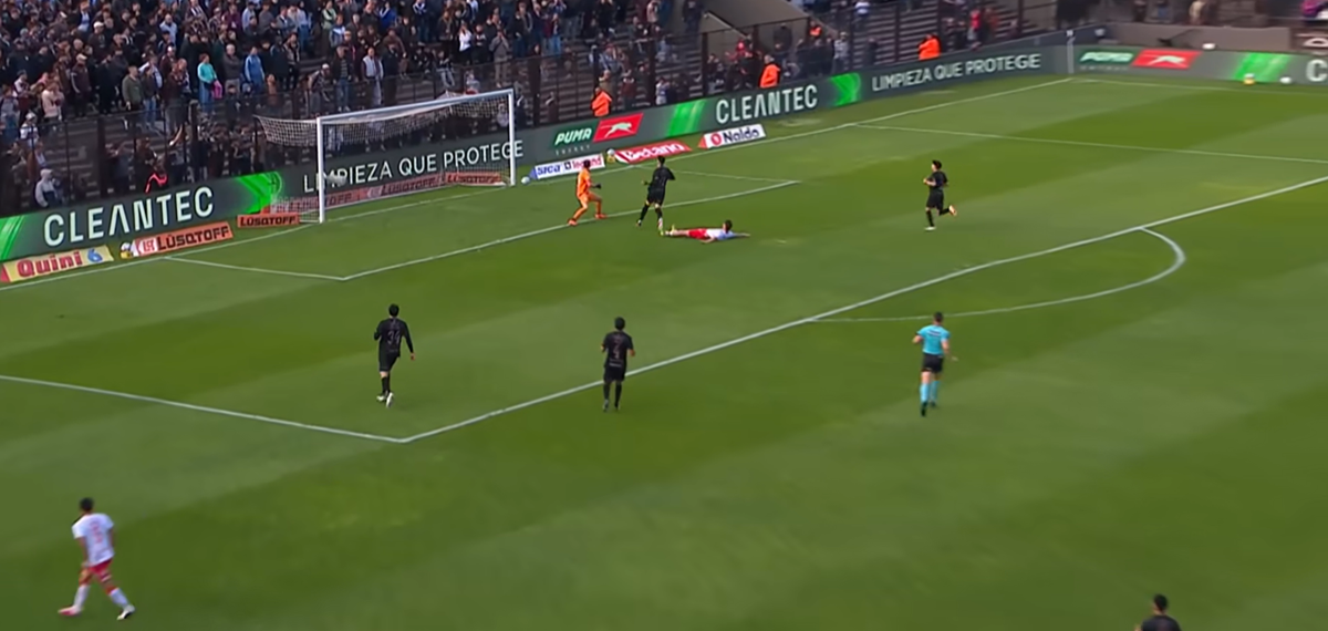 La pelota pega en el palo y sale. Dios es calamar.