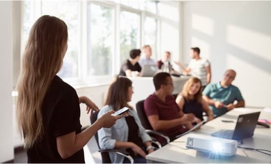 Junge Menschen im Konferenzraum