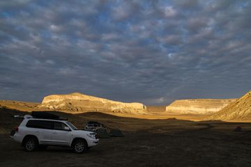 Aktau: Where the Desert Kisses the Caspian Sea - A Gateway to Unique Kazakh Adventure