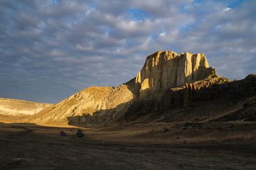 Aktau: Where the Desert Meets the Azure - More Than Just the Caspian Sea
