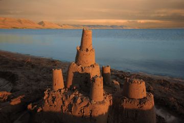 Aktau: Where Desert Meets the Caspian Sea - A Kazakhstani Oasis You Won't Forget