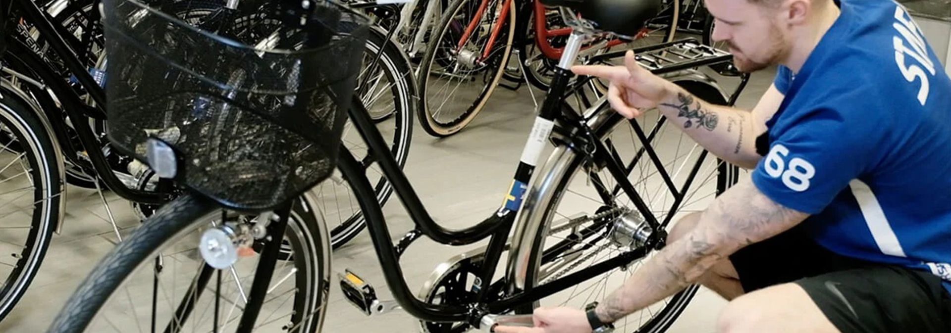 Storleksguider för stadscykel, MTB, hybridcykel och racercykel. Vi på Intersport hjälper dig här mäta cykeln och välja rätt storlek på din nya cykel.