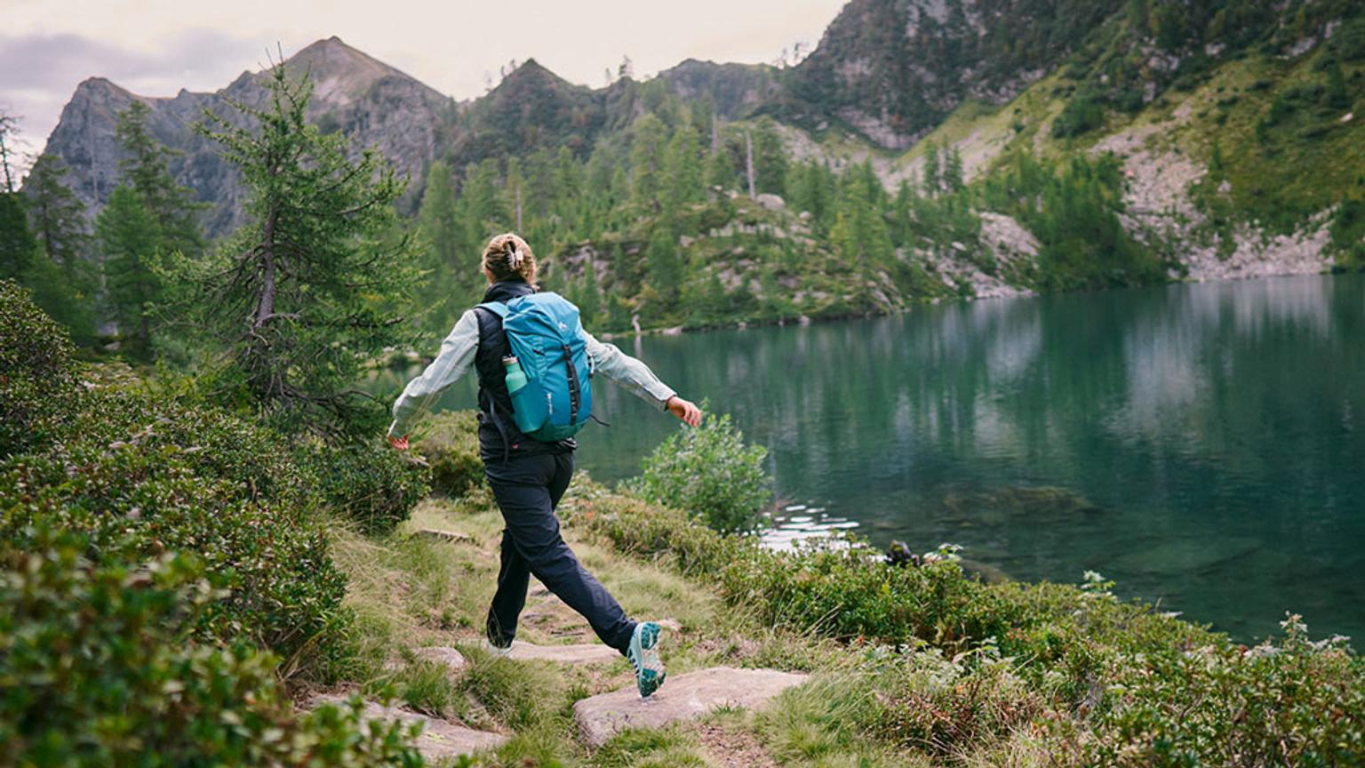 Kvinna i friluftsbyxor