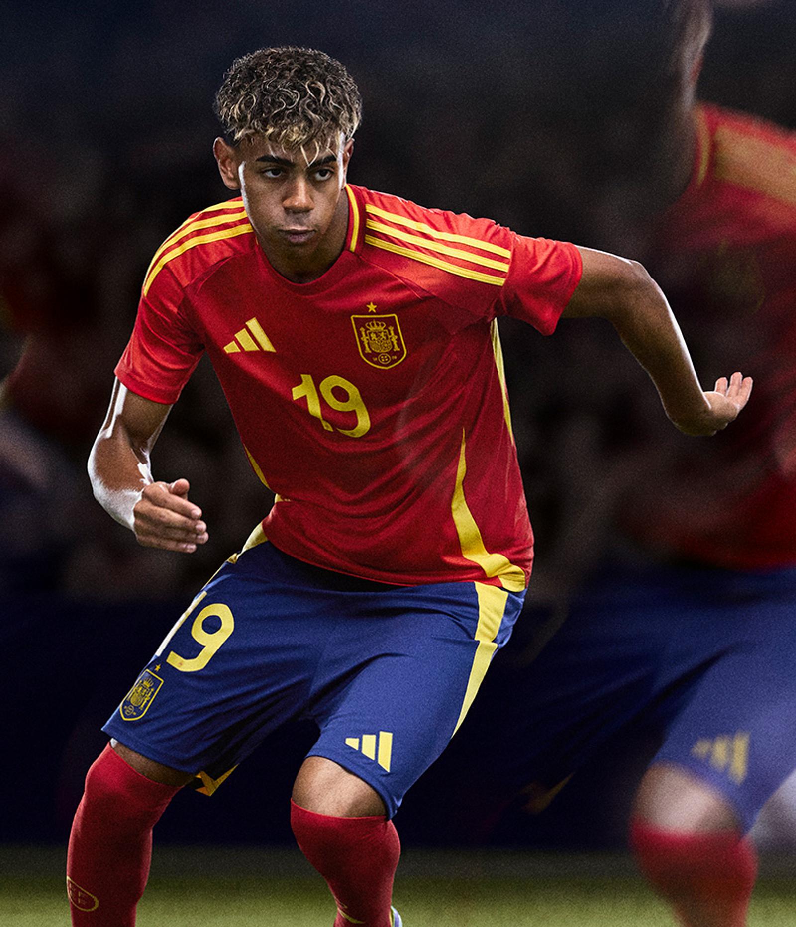 a soccer player with the number 19 on his jersey