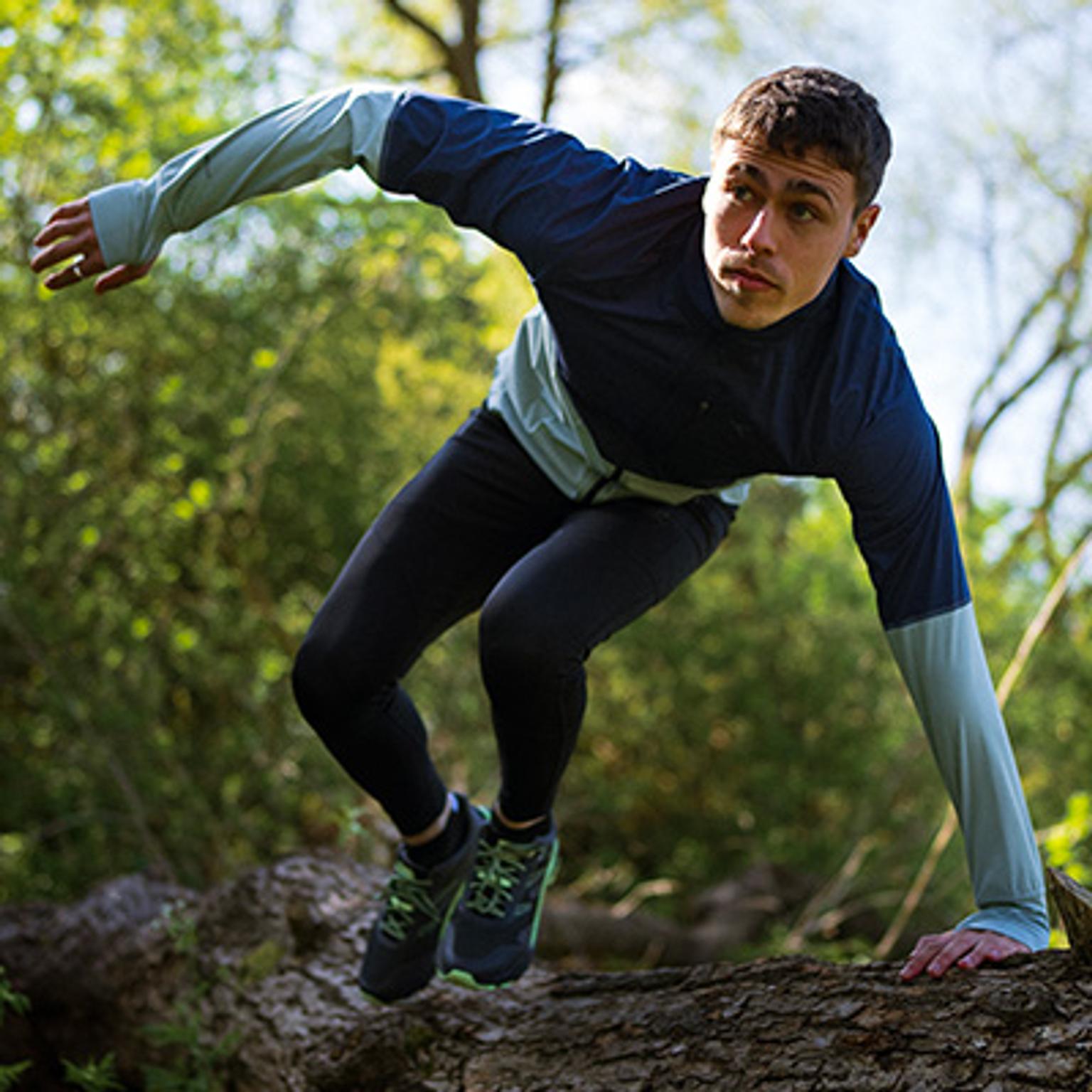 två som är ute och springer i terräng