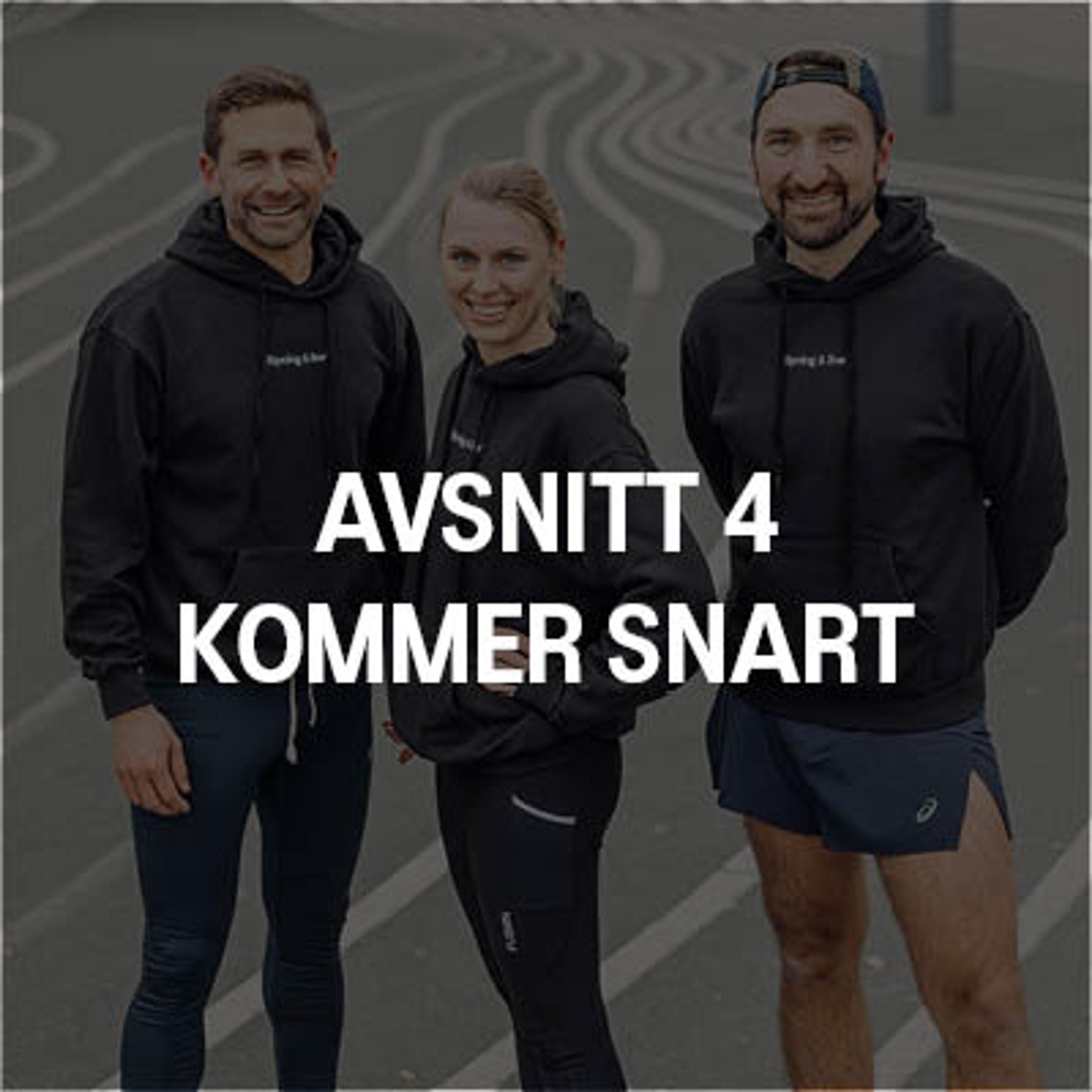 Three smiling individuals in black hoodies on a track. Text: AVSNITT 4 KOMMER SNART.
