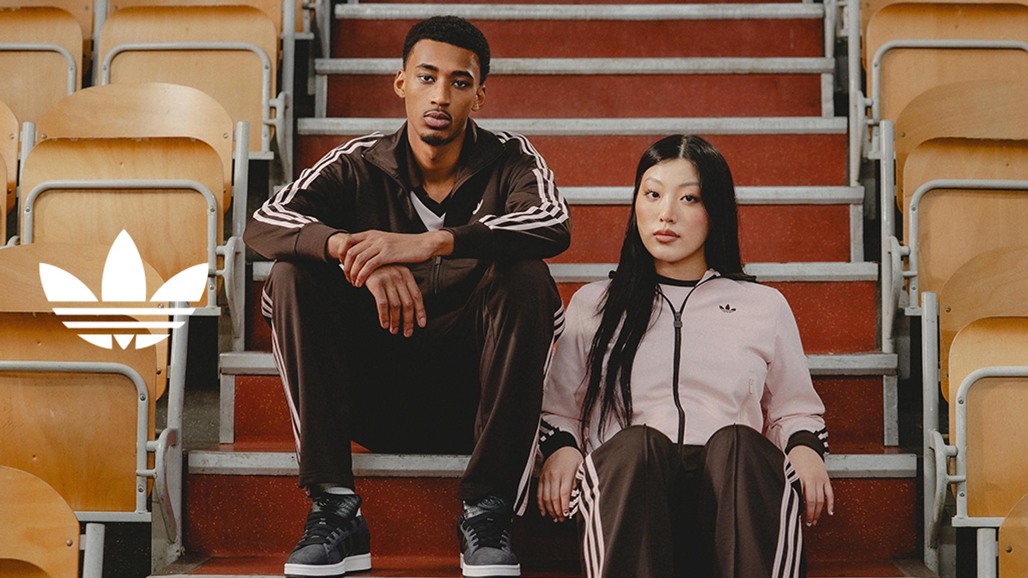en kille och tjej klädda i adidas originals