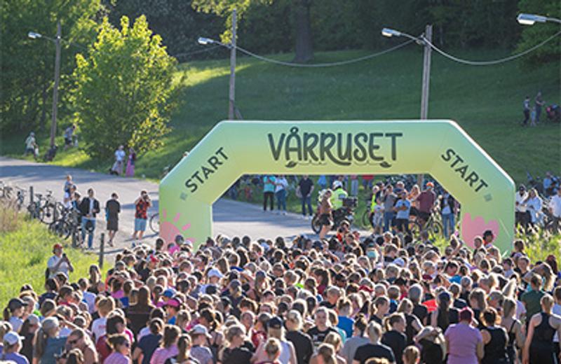 a large group of people are gathered at the start of a race .