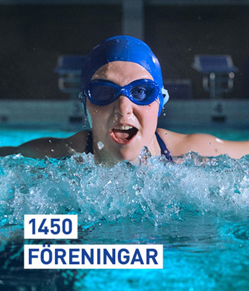 A swimmer with a blue cap and goggles splashes through the water, mouth open, with the text '1450 FÖRENINGAR' overlaid.