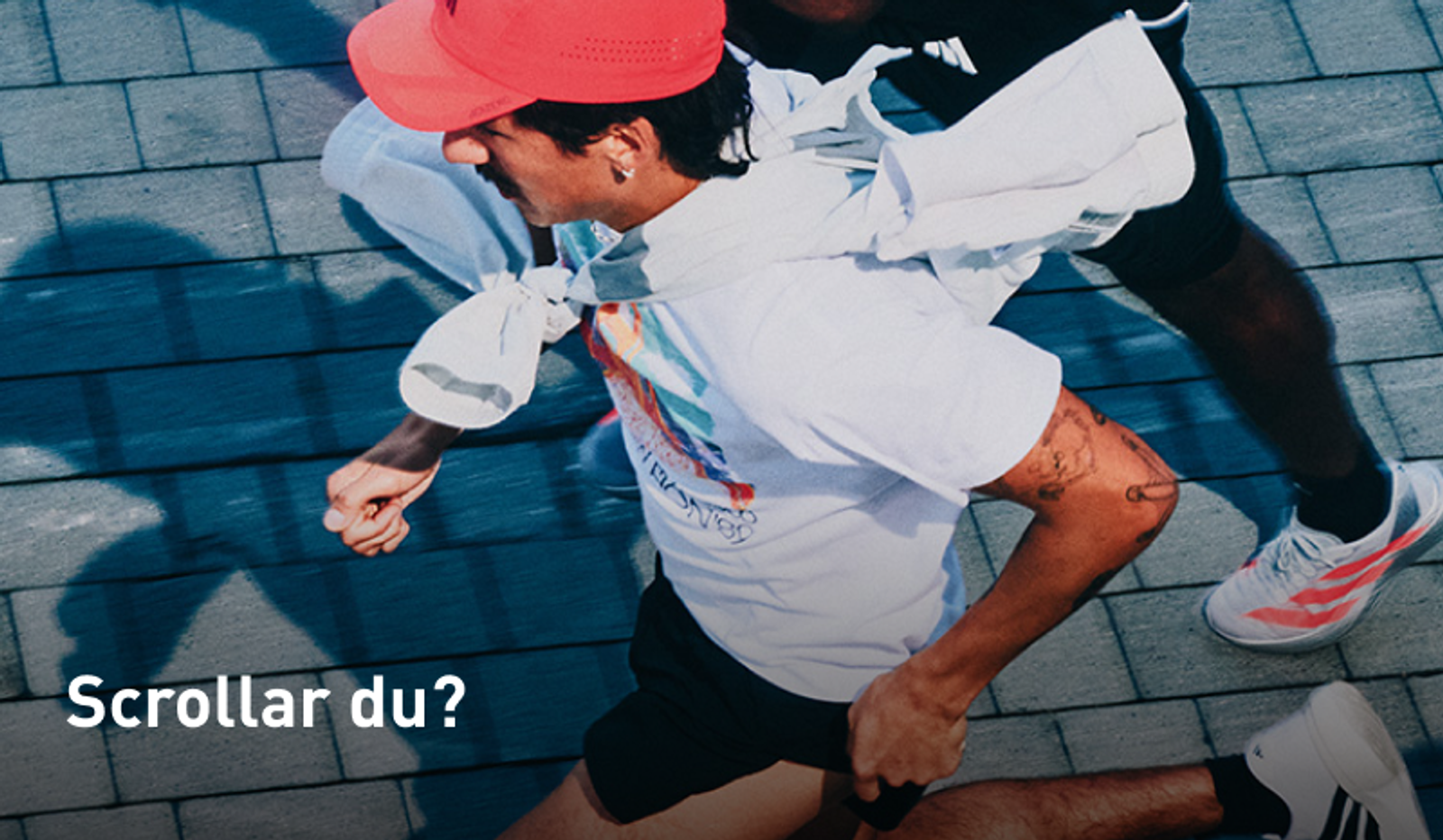 Two people running on a paved surface, one in a red cap and white shirt with a towel. Text: "Scrollar du?"