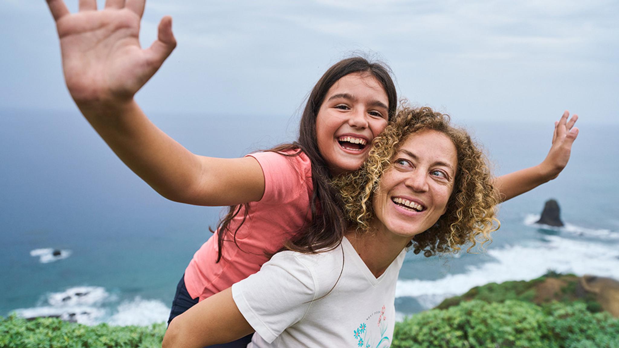 Kvinna och man i kläder från McKinley