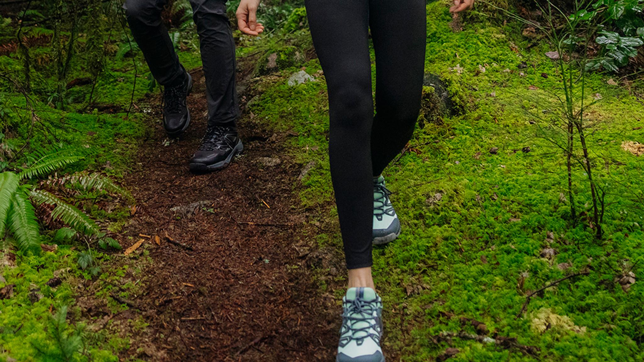 Person i promenadskor som är ute och går