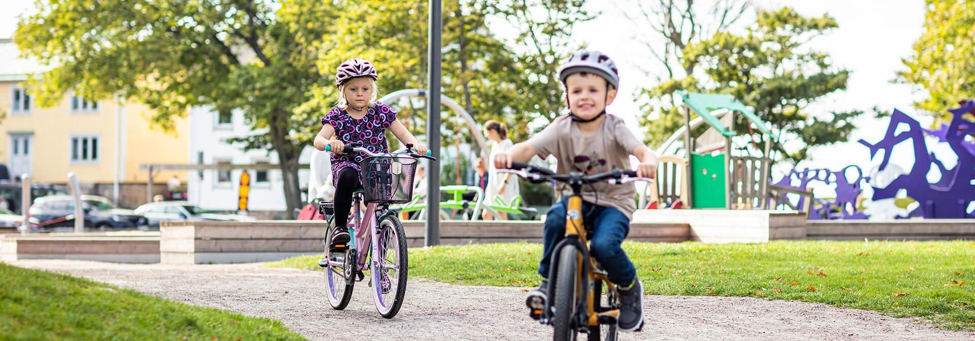 Två barn som cyklar på varsin barncykel