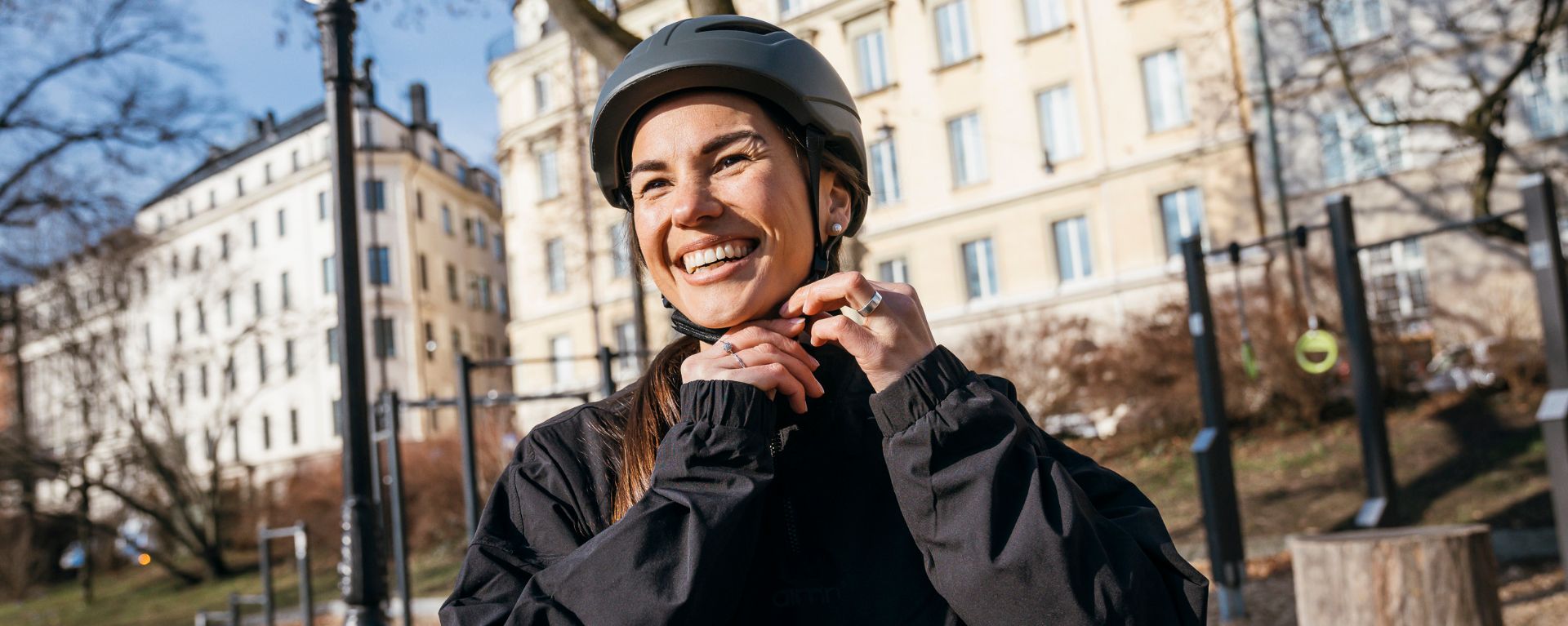 Kvinna i cykelhjälm