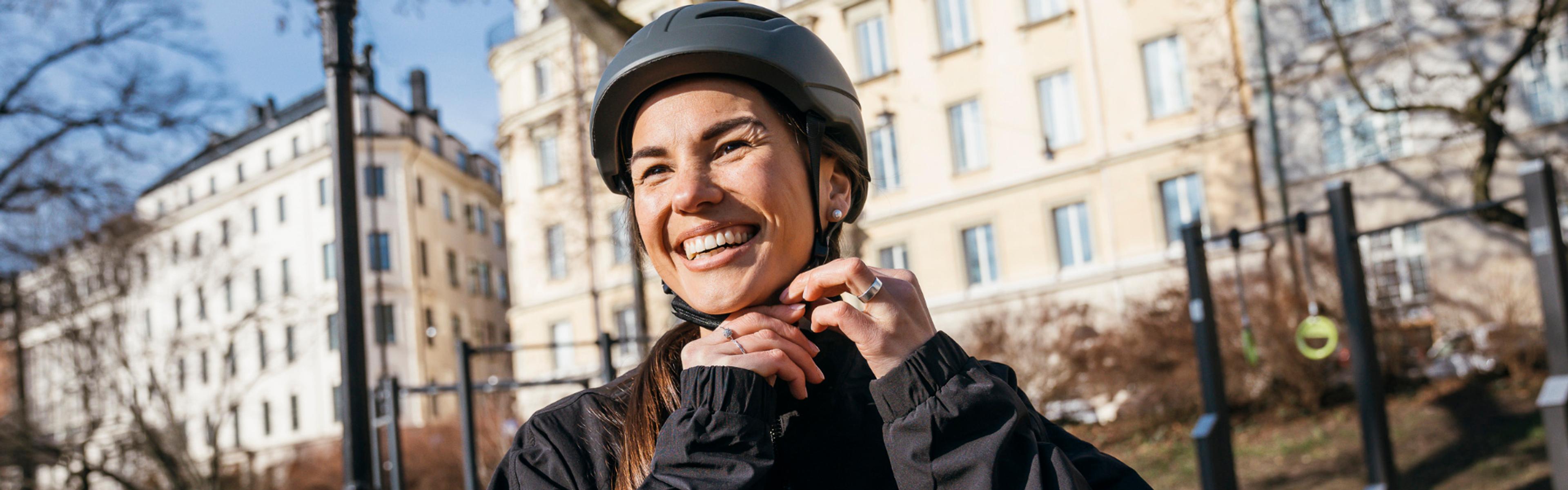 Kvinna i cykelhjälm