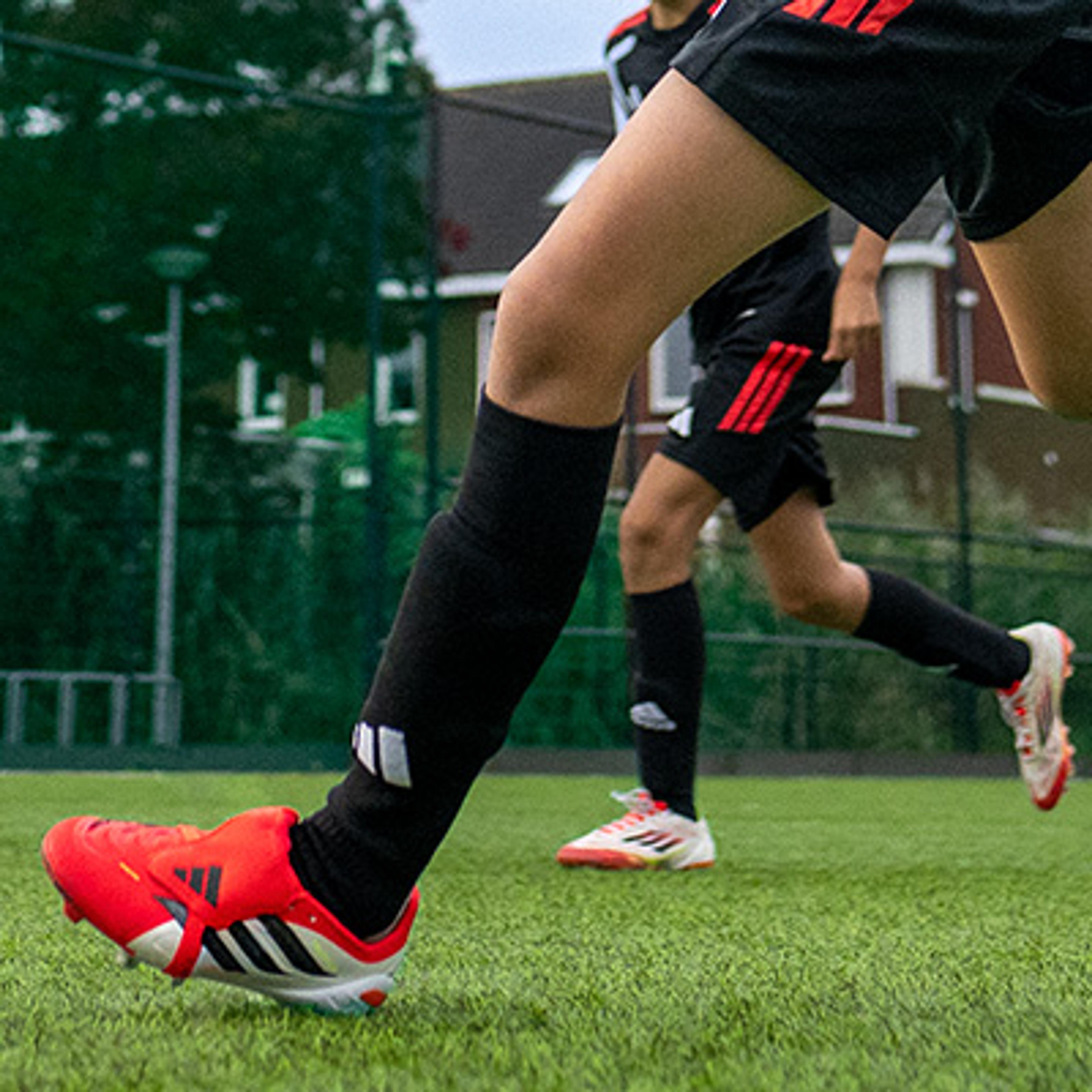 person som spelar fotboll, benskydd