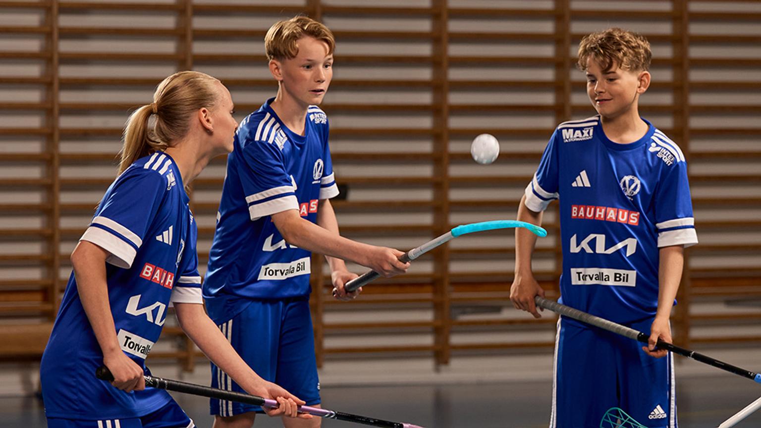 En person spelar innebandy
