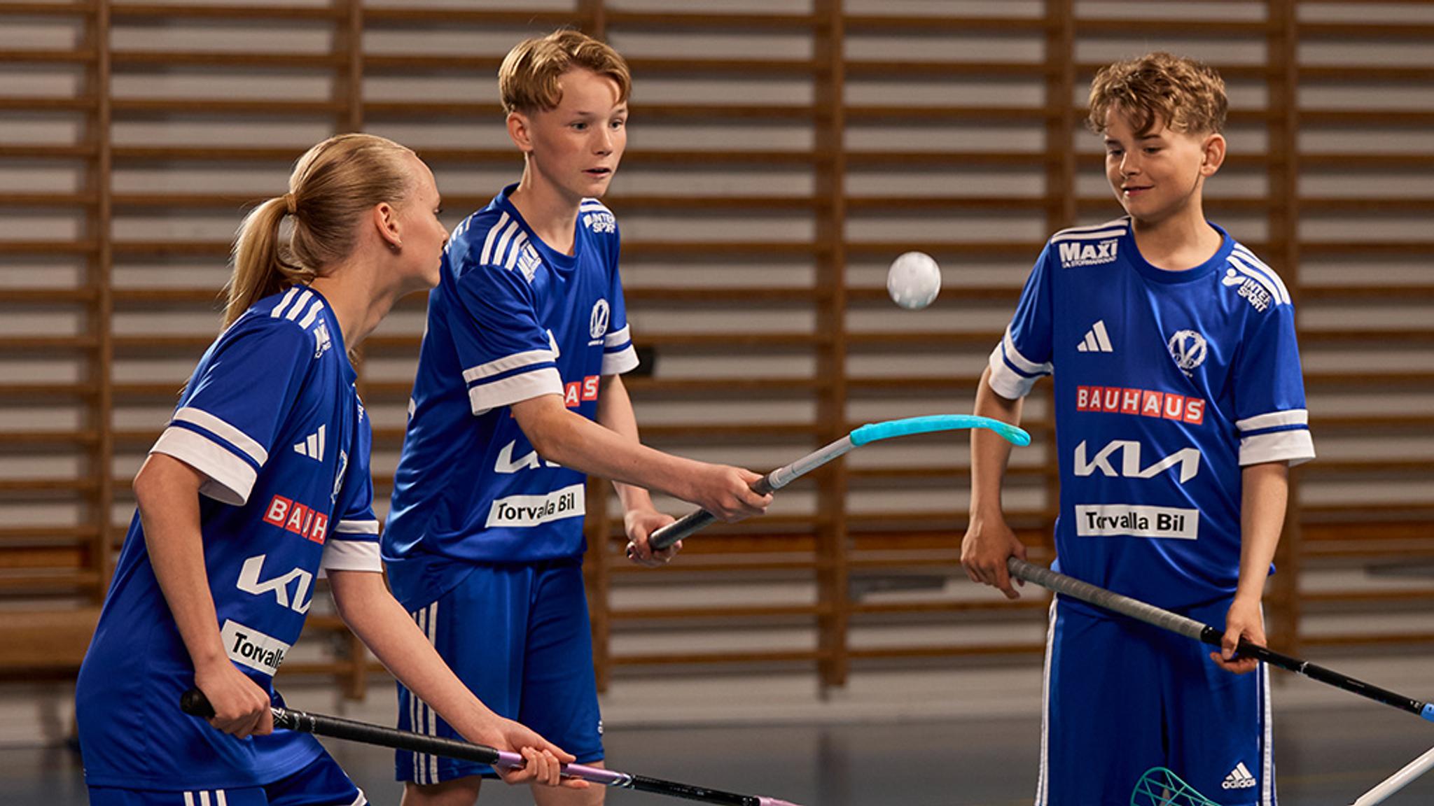 En person spelar innebandy