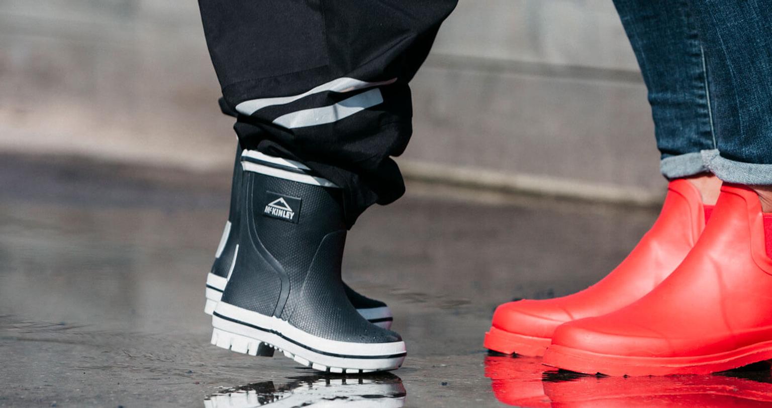 Ett par svarta stövlar och ett par röda stövlar