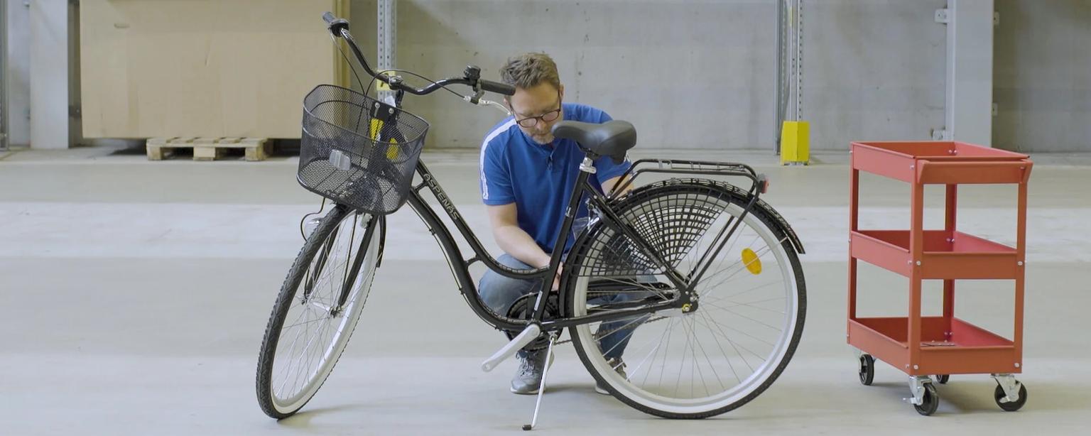 Kille från Intersport som monterar cykel