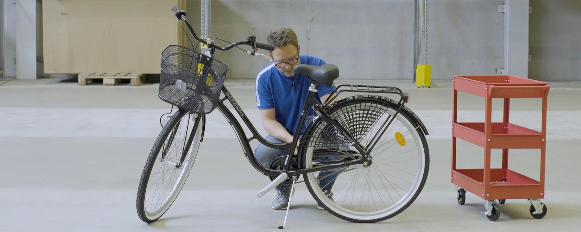 Kille från Intersport som monterar cykel