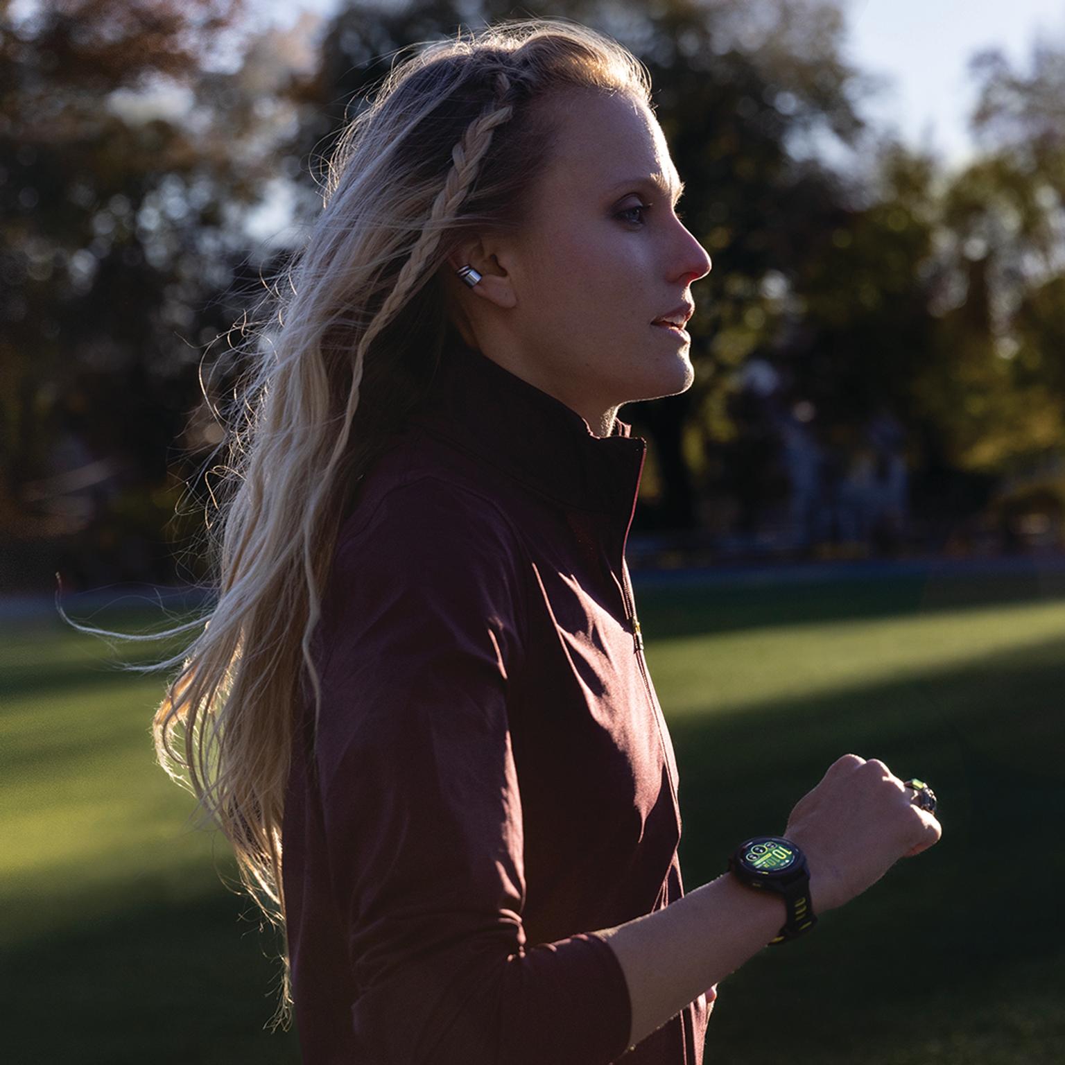 tjej som är ute och springer