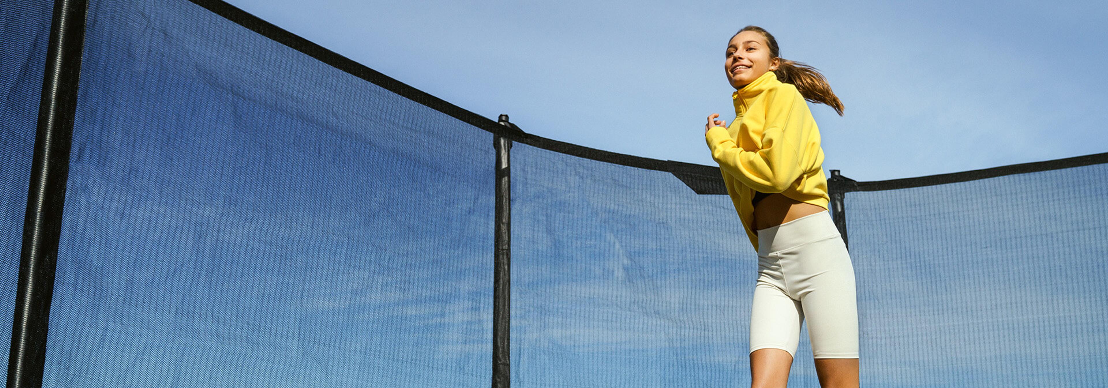 Ett barn hoppar studsmatta