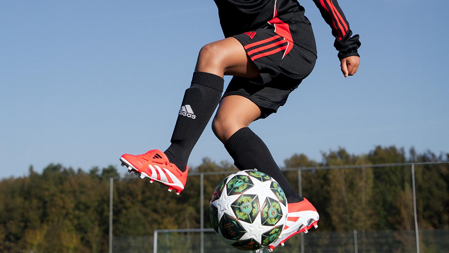 En person springer på en fotbollsplan i fotbollskläder