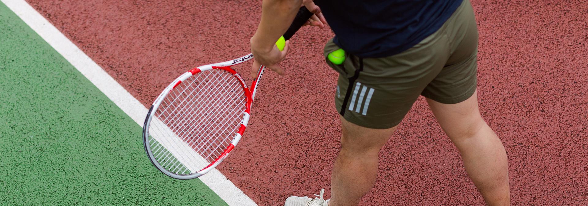 En person håller i tt tennisracket