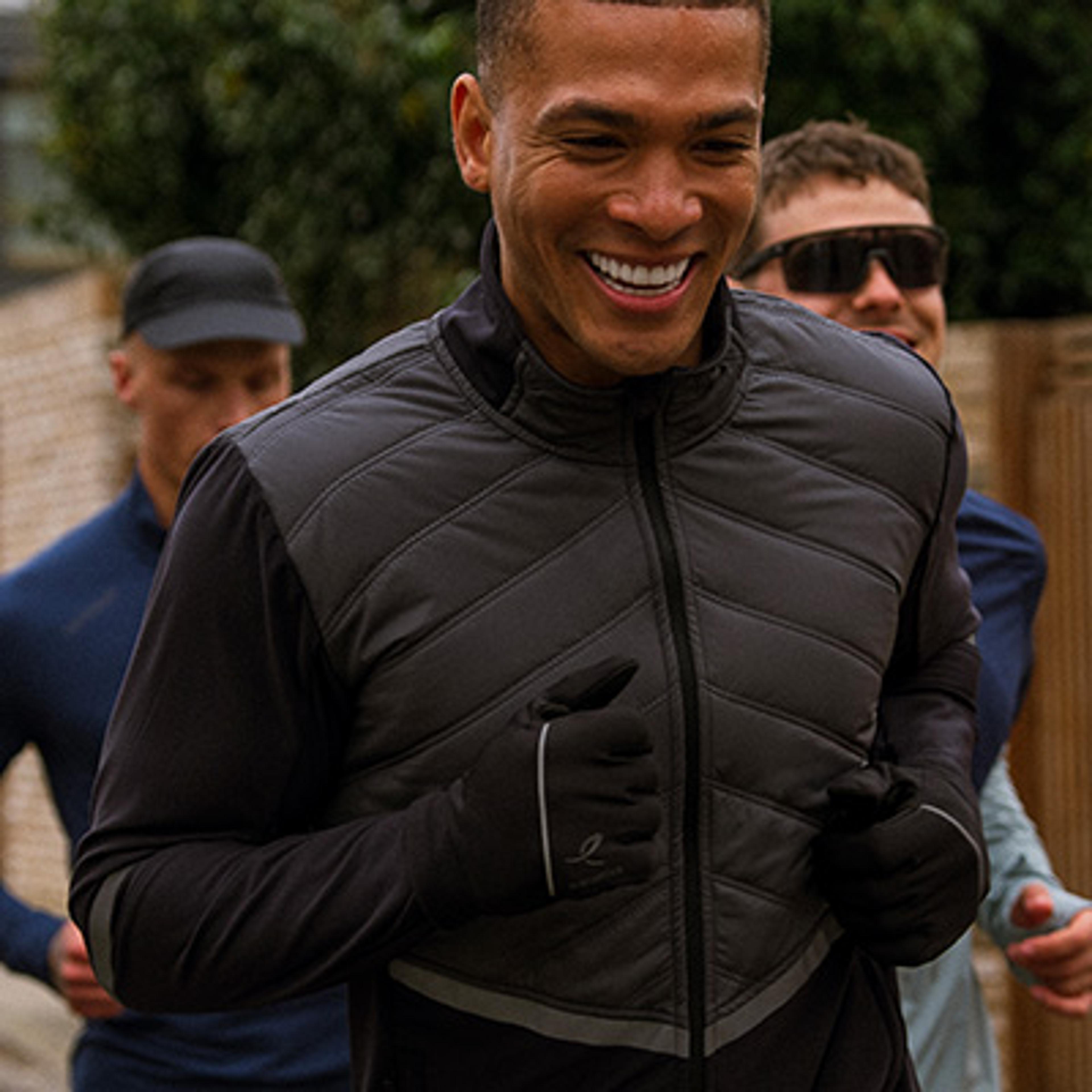 två personer som är ute och springer