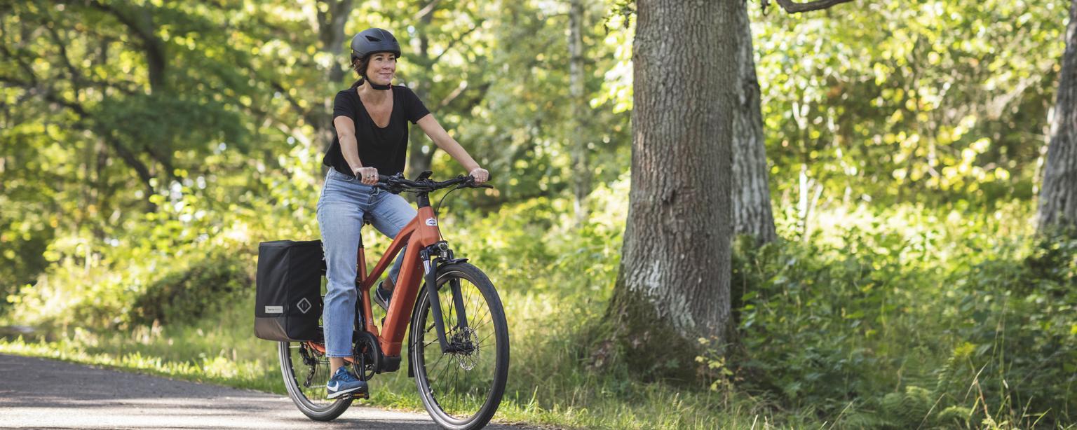 Person som cyklar på en elcykel