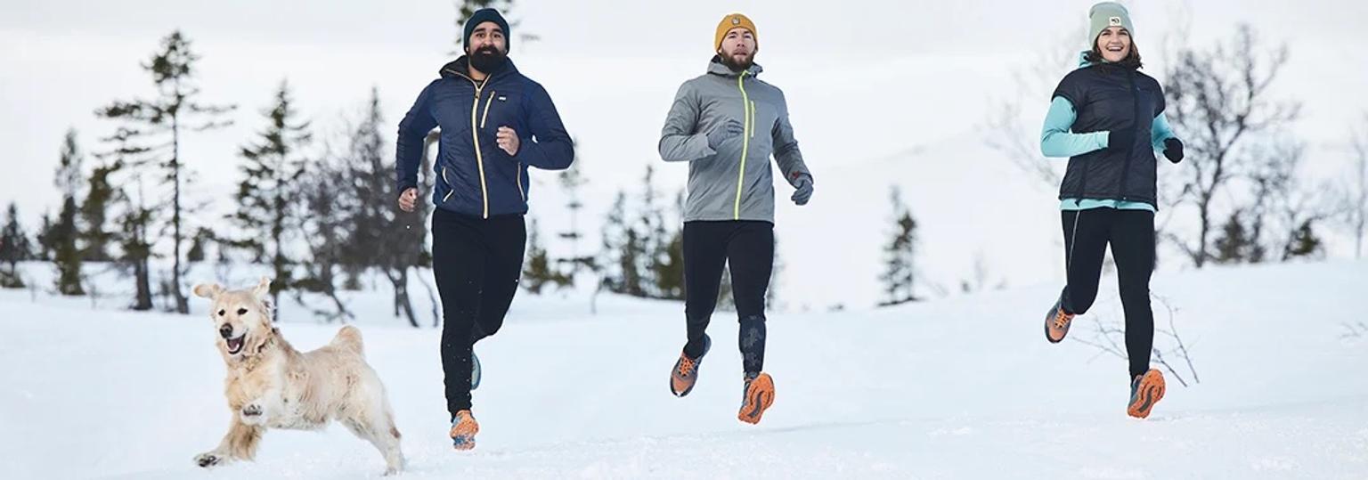 Personer i löparkläder som springer på vintern