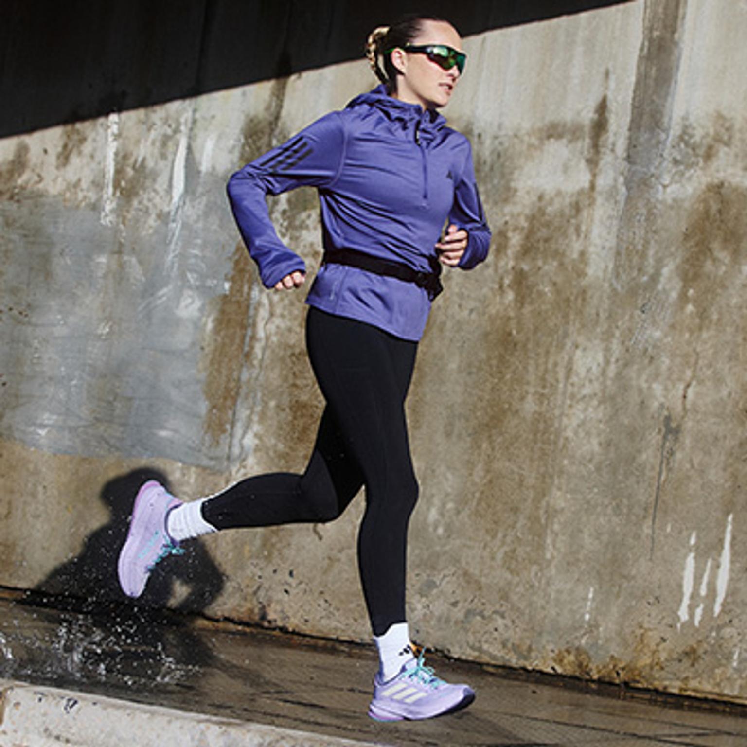 löpartights på en tjej som är ute och springer