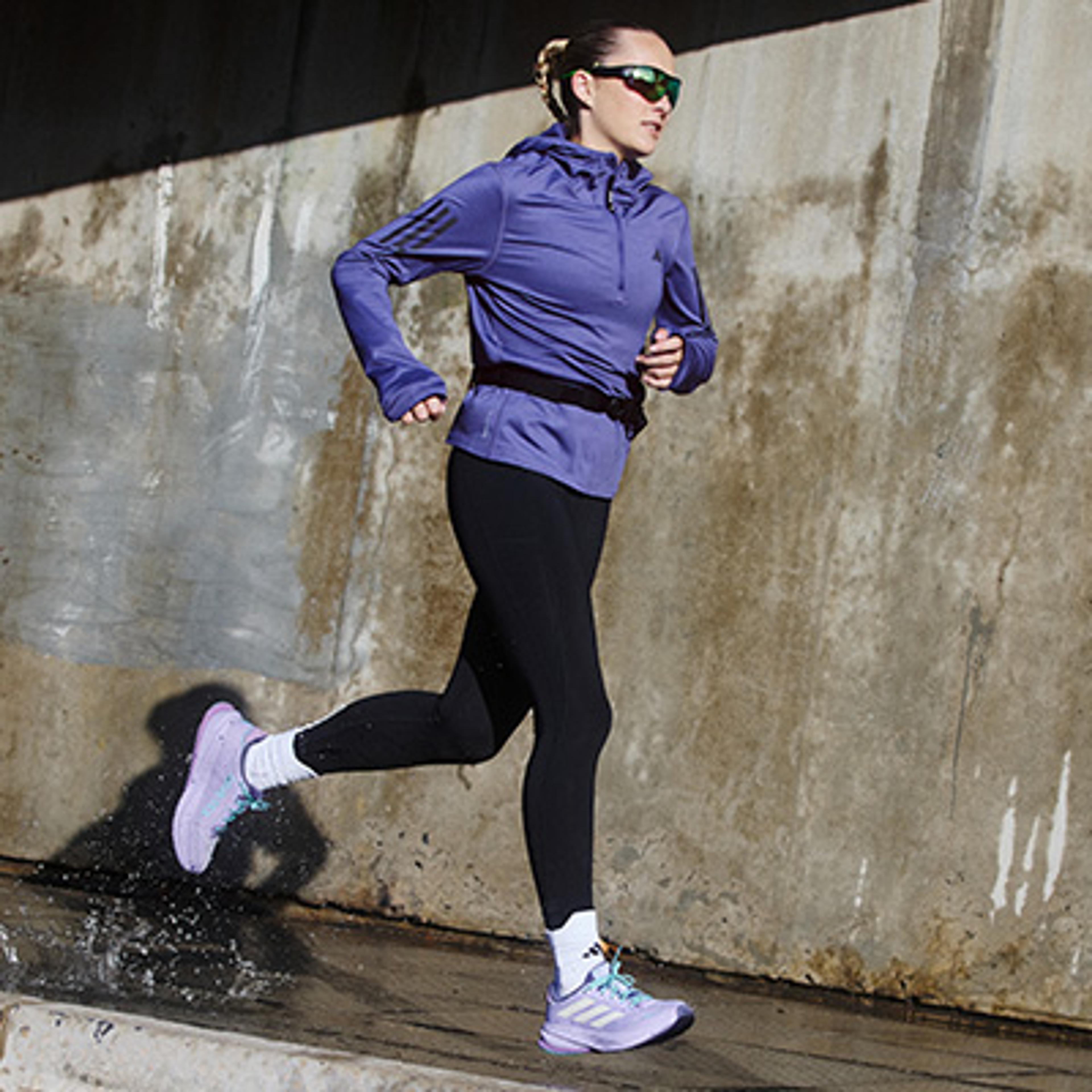 löpartights på en tjej som är ute och springer