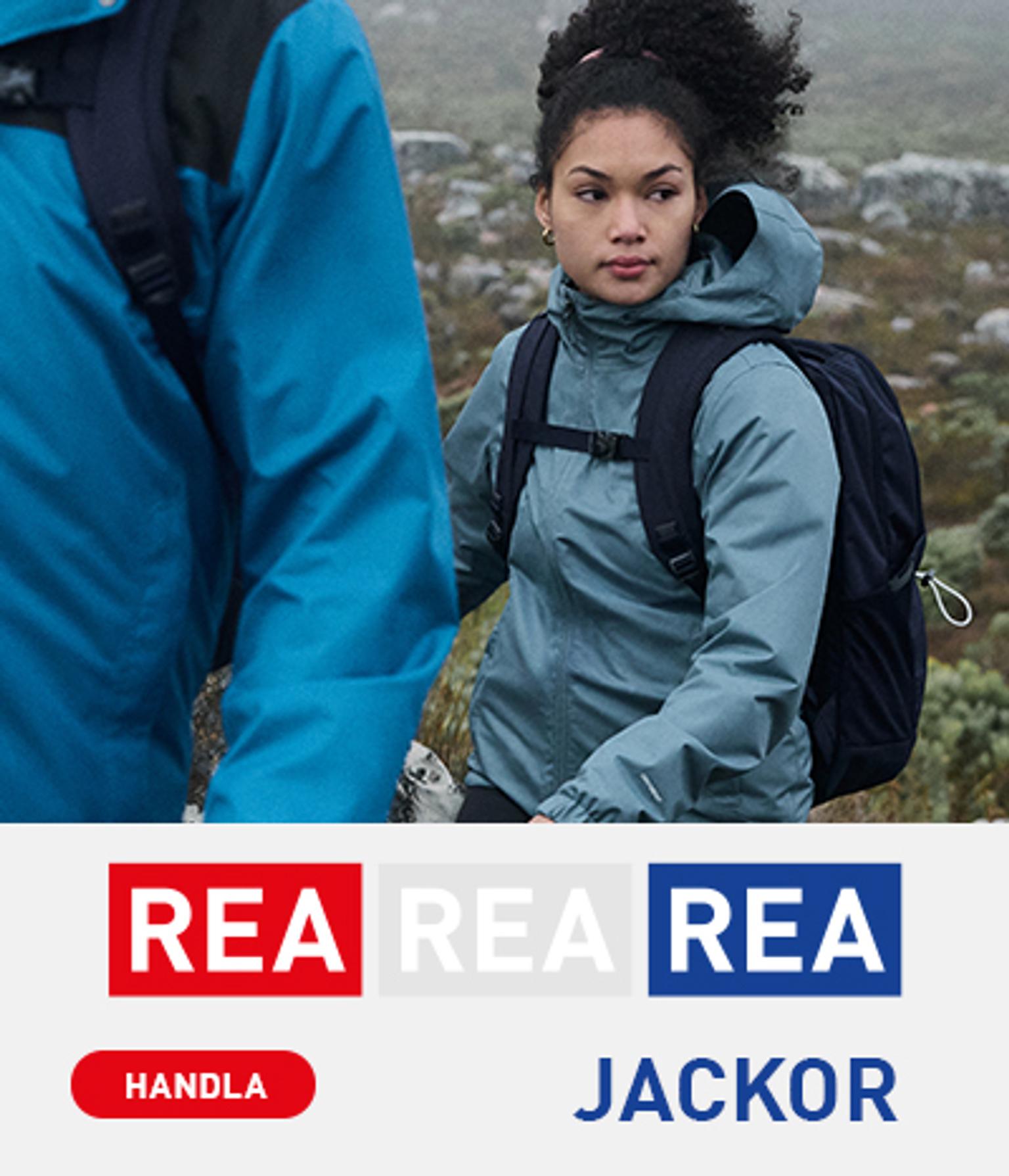 A woman in a teal jacket and backpack hiking with another person, overlaid with "REA HANDLA JACKOR" text.