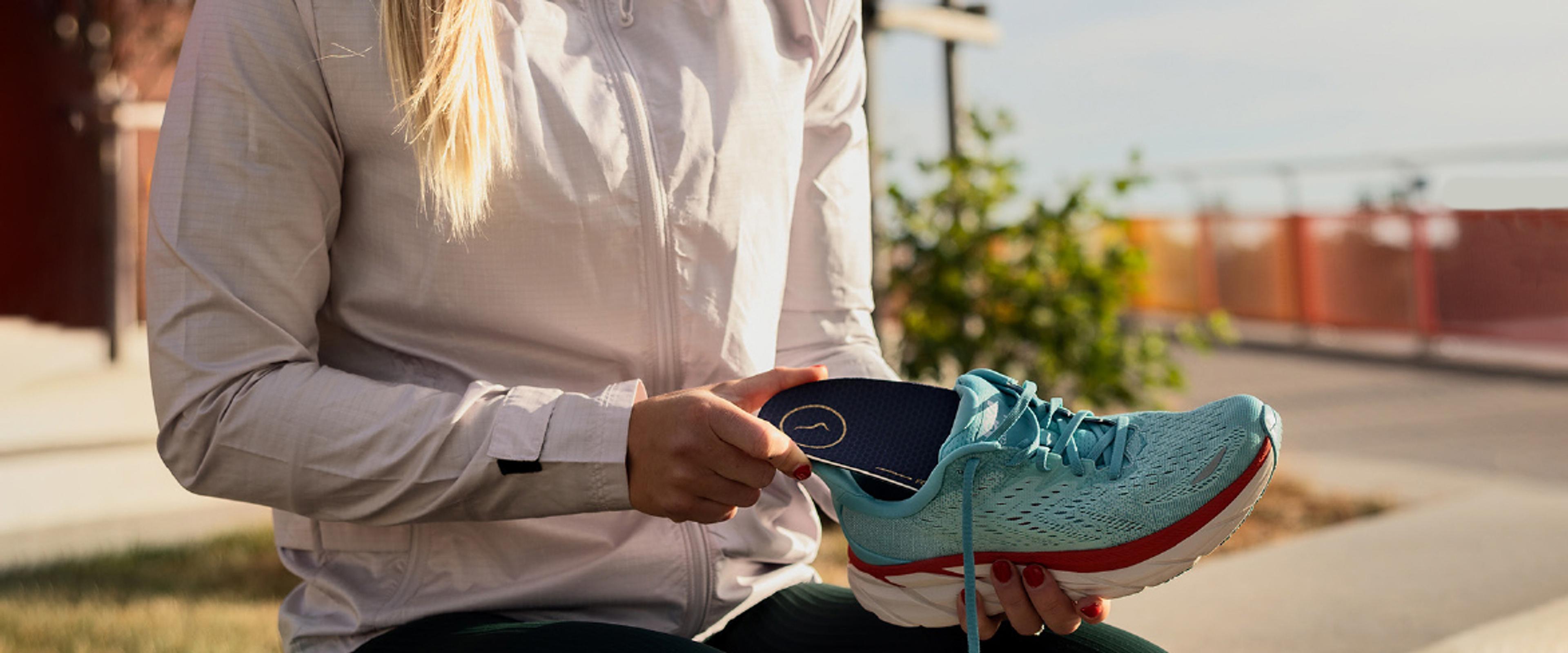 Skoinlägg läggs i en löparsko