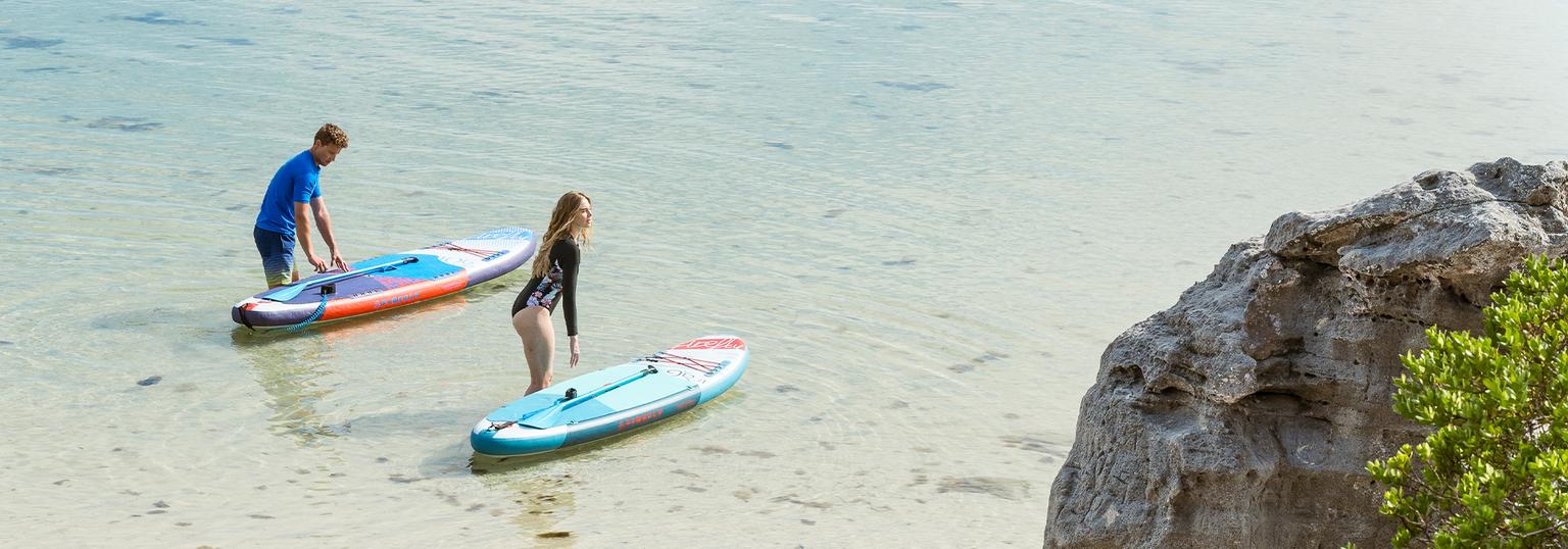 Två personer som suppar på en stand up paddle board