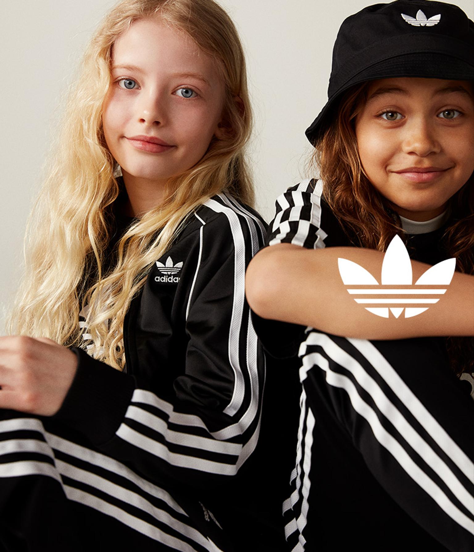 två flickor i adidas originals träningsställ